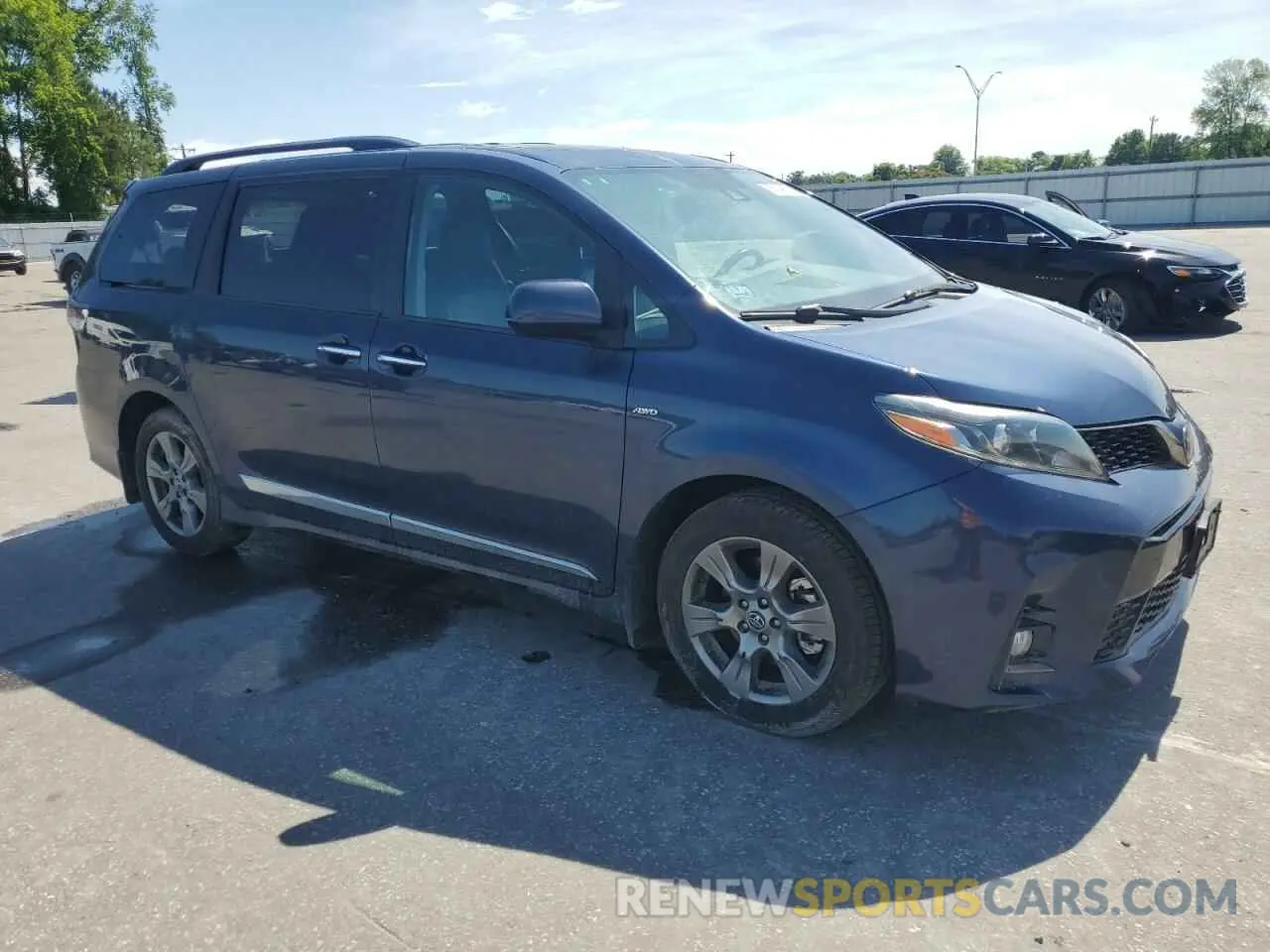4 Photograph of a damaged car 5TDEZ3DC4KS215396 TOYOTA SIENNA 2019