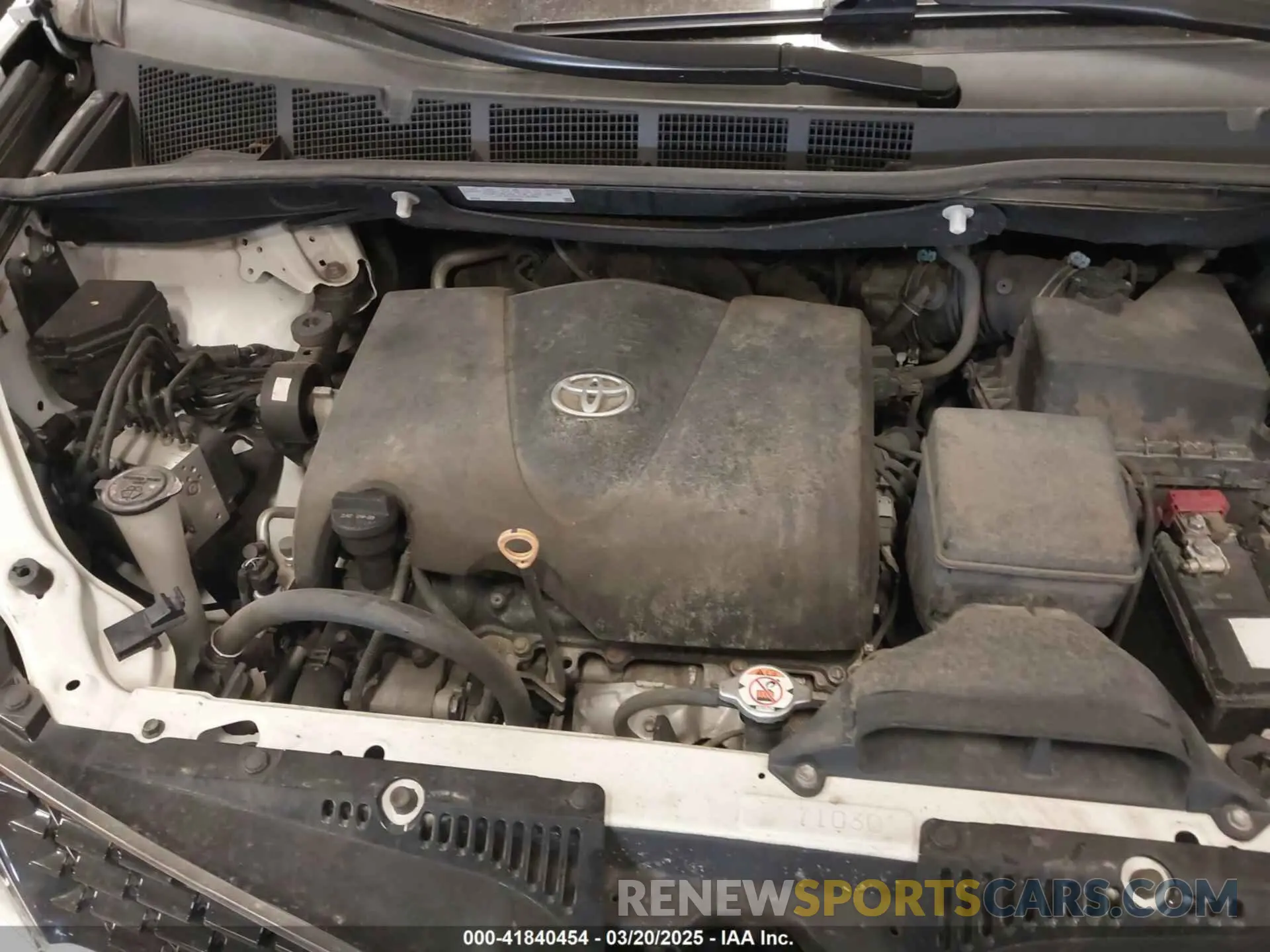10 Photograph of a damaged car 5TDEZ3DC4KS217360 TOYOTA SIENNA 2019