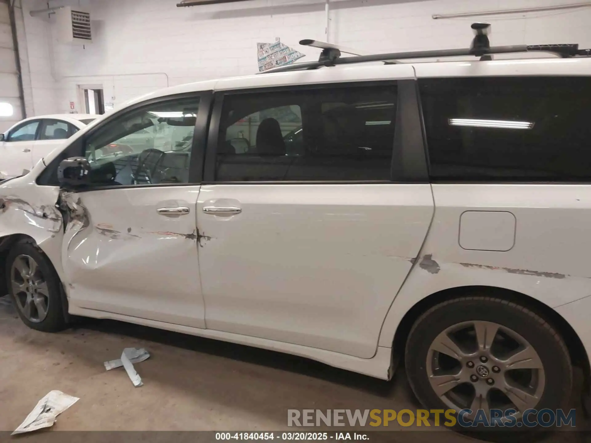15 Photograph of a damaged car 5TDEZ3DC4KS217360 TOYOTA SIENNA 2019