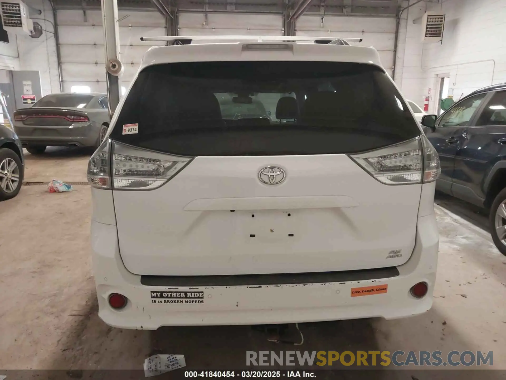 17 Photograph of a damaged car 5TDEZ3DC4KS217360 TOYOTA SIENNA 2019