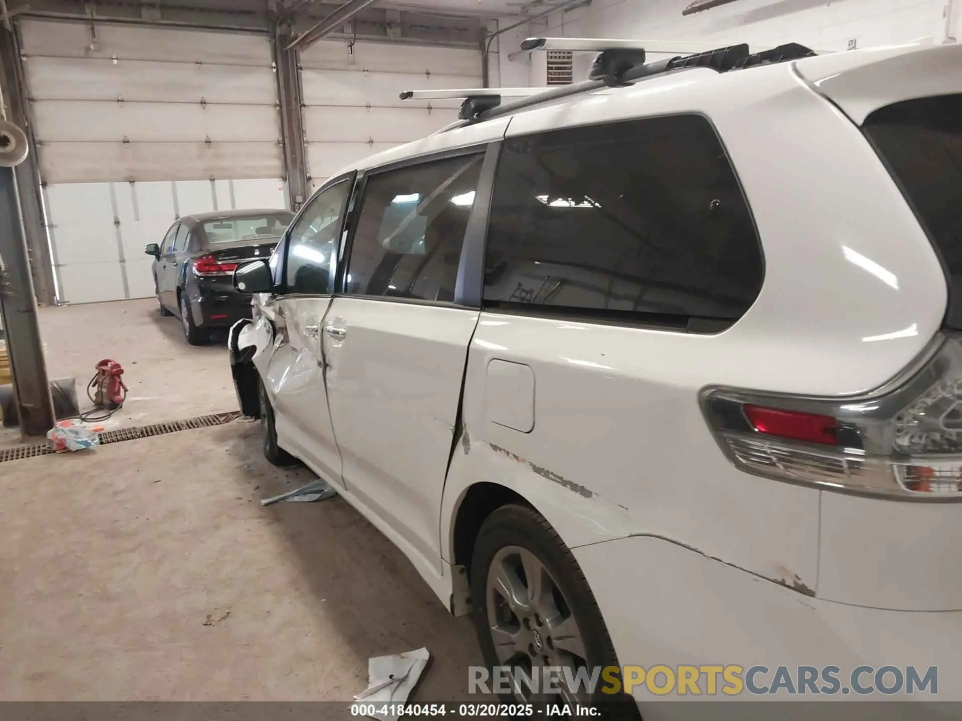 19 Photograph of a damaged car 5TDEZ3DC4KS217360 TOYOTA SIENNA 2019