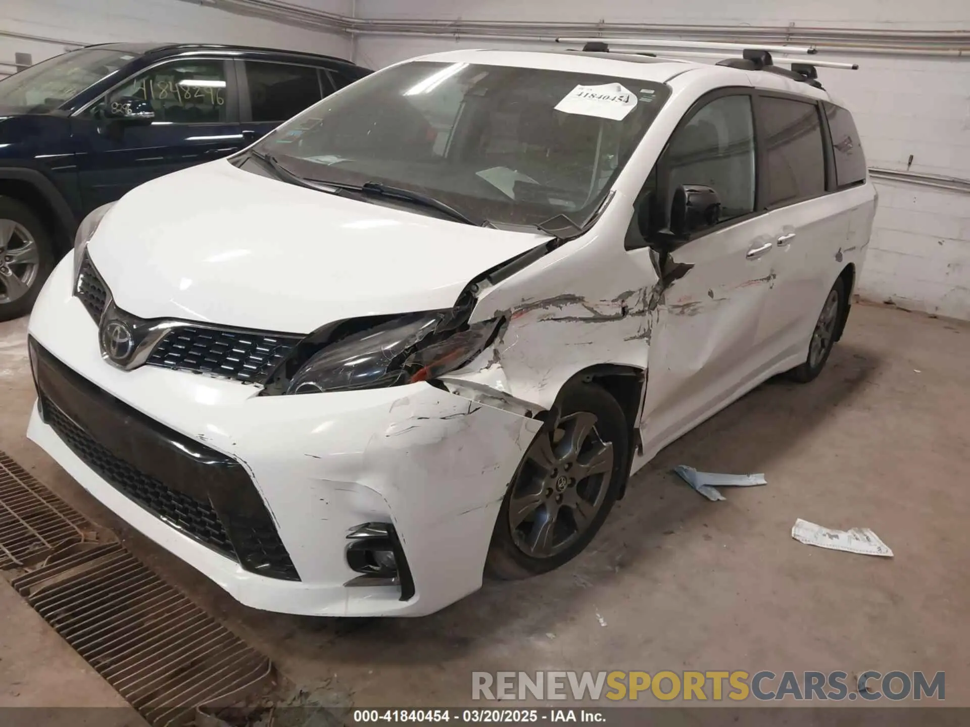 2 Photograph of a damaged car 5TDEZ3DC4KS217360 TOYOTA SIENNA 2019