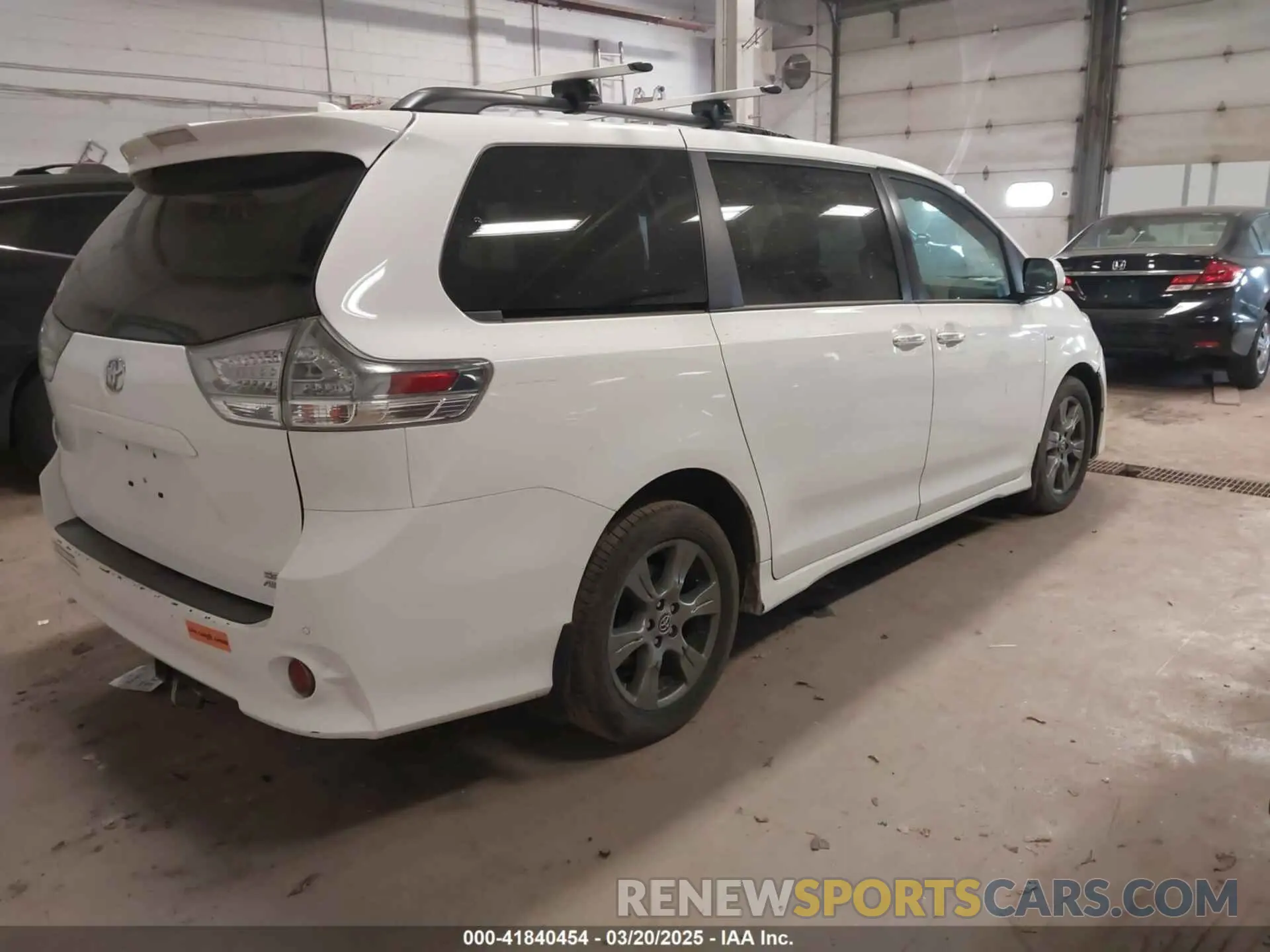 4 Photograph of a damaged car 5TDEZ3DC4KS217360 TOYOTA SIENNA 2019