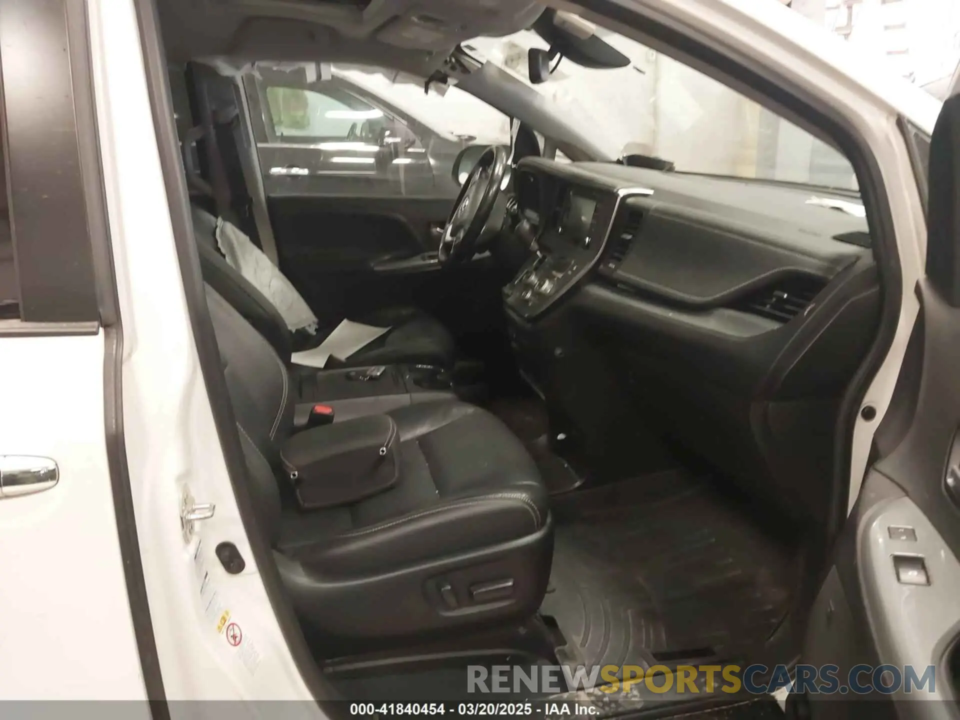 5 Photograph of a damaged car 5TDEZ3DC4KS217360 TOYOTA SIENNA 2019