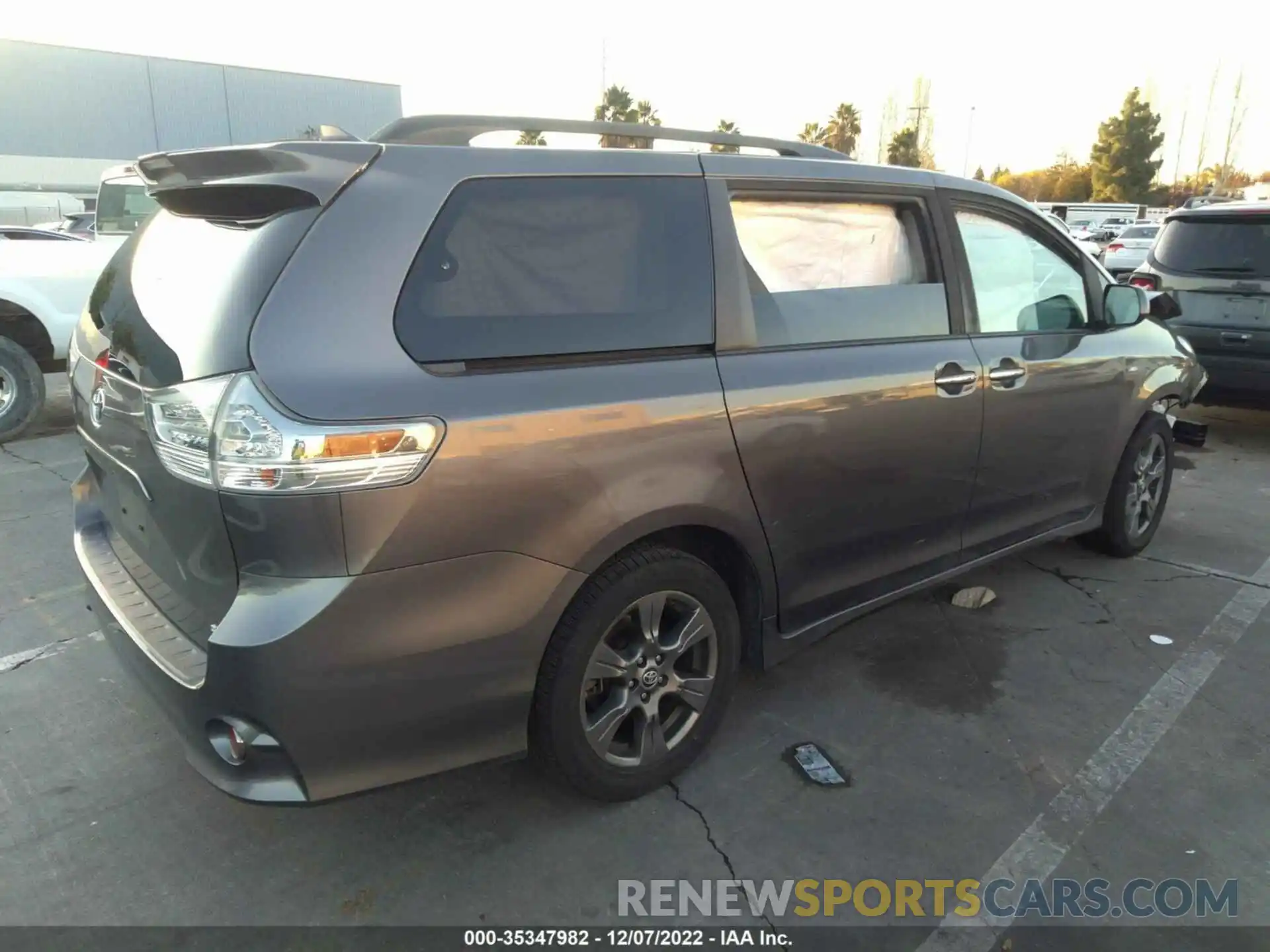 4 Photograph of a damaged car 5TDEZ3DC4KS226964 TOYOTA SIENNA 2019