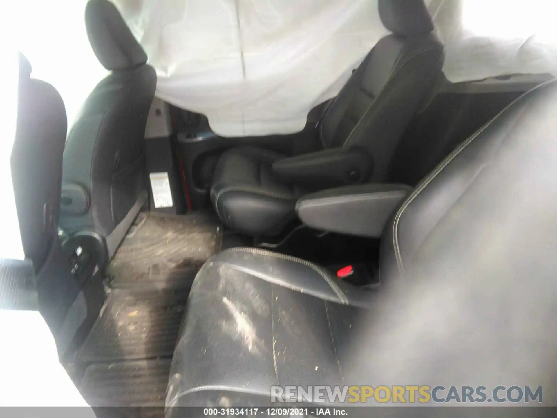 8 Photograph of a damaged car 5TDEZ3DC6KS216159 TOYOTA SIENNA 2019