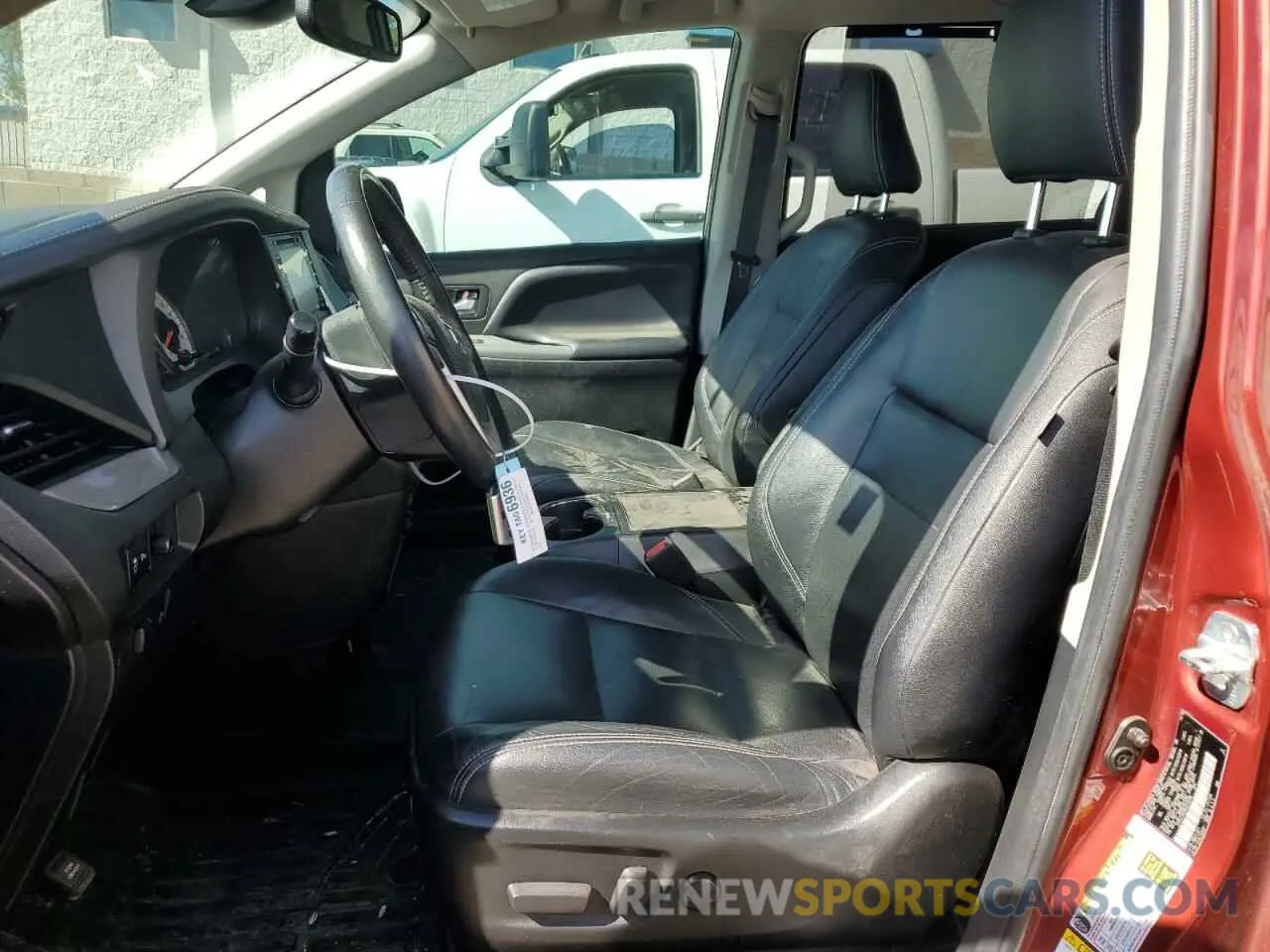 7 Photograph of a damaged car 5TDEZ3DC6KS219708 TOYOTA SIENNA 2019
