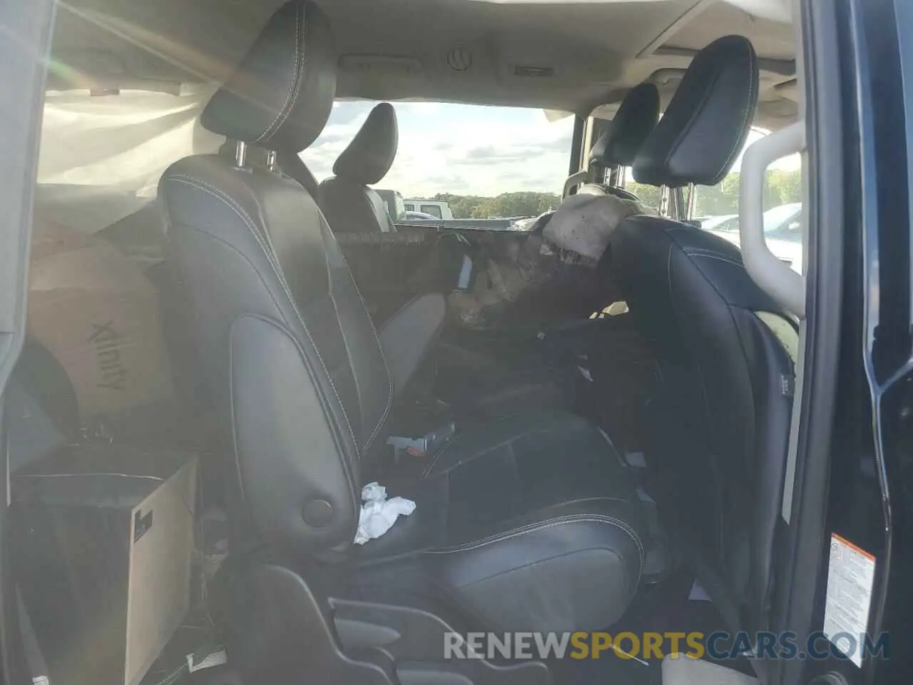 11 Photograph of a damaged car 5TDEZ3DC6KS220678 TOYOTA SIENNA 2019