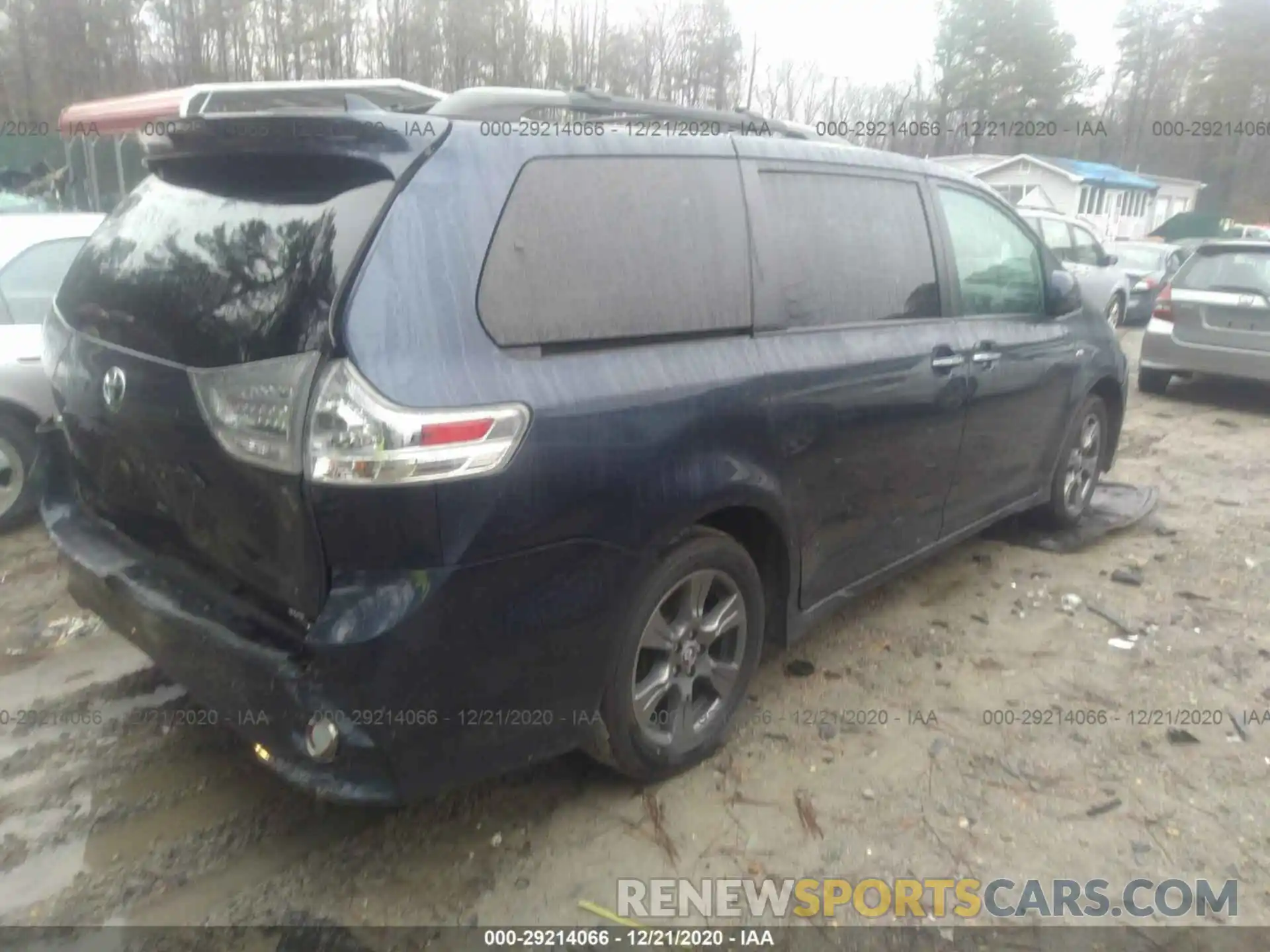 4 Photograph of a damaged car 5TDEZ3DC8KS215840 TOYOTA SIENNA 2019