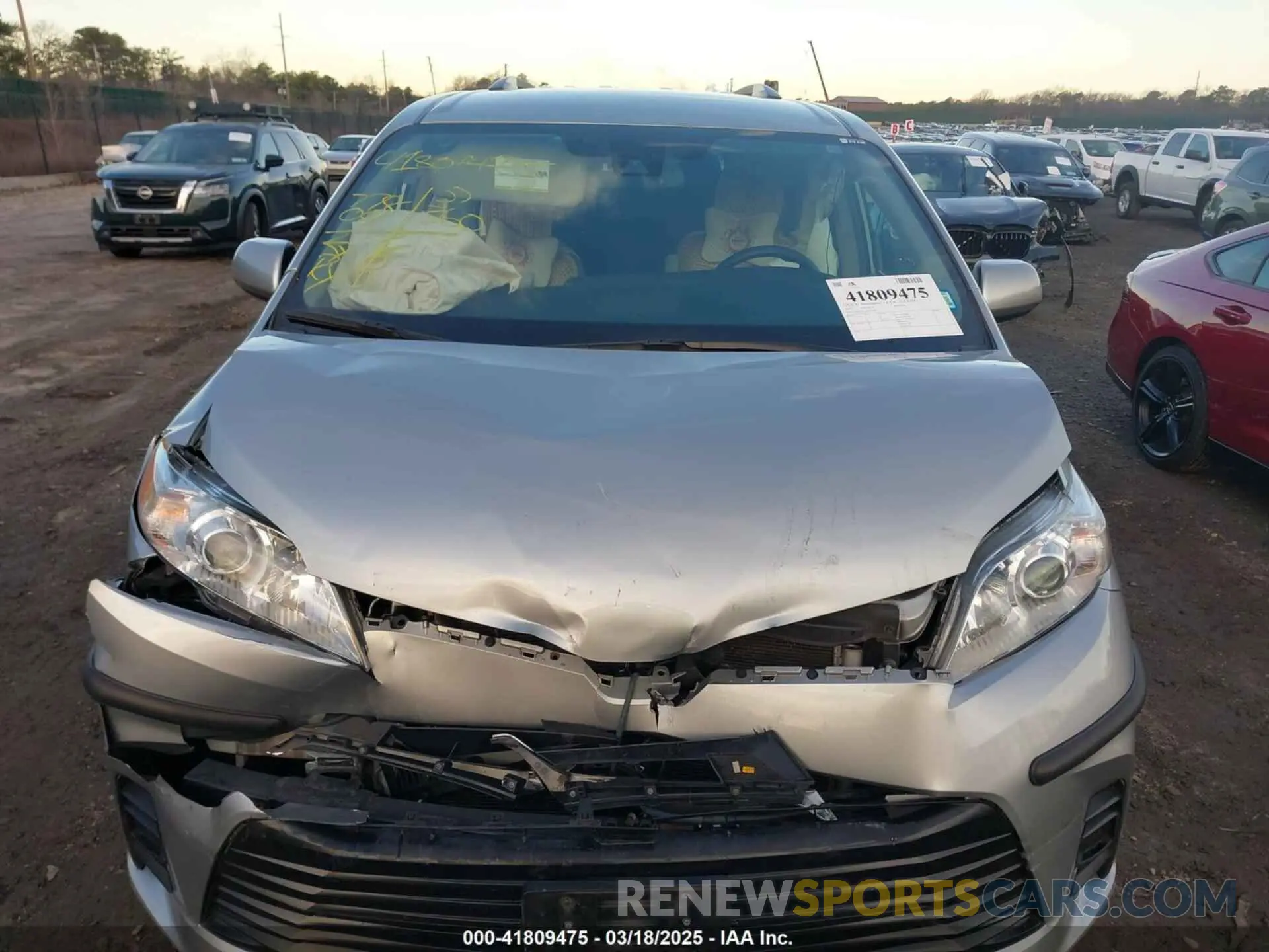 12 Photograph of a damaged car 5TDJZ3DC1KS223552 TOYOTA SIENNA 2019