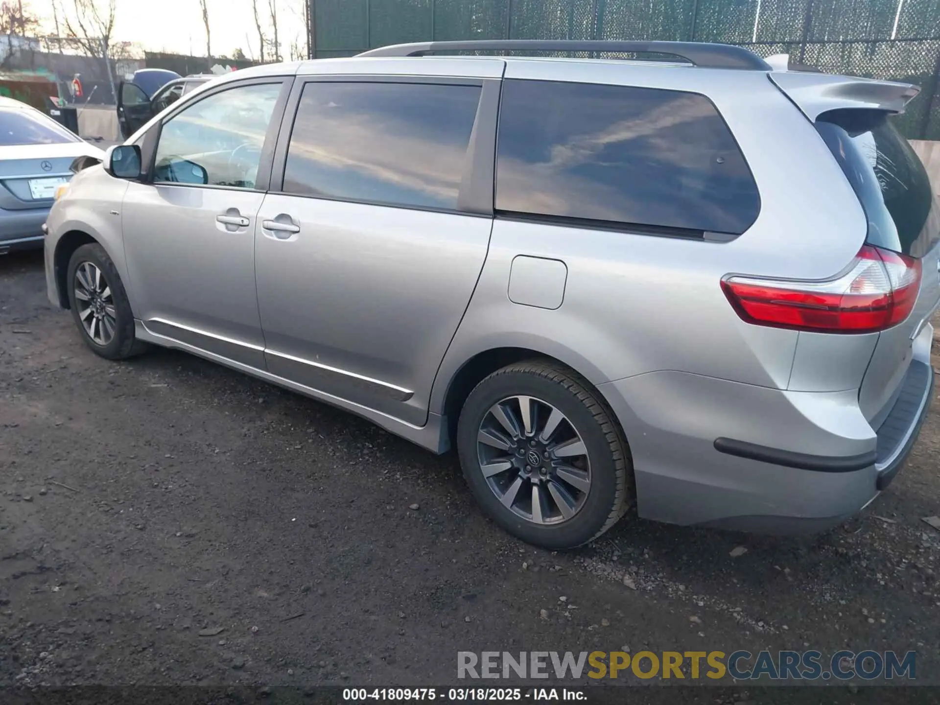 3 Photograph of a damaged car 5TDJZ3DC1KS223552 TOYOTA SIENNA 2019