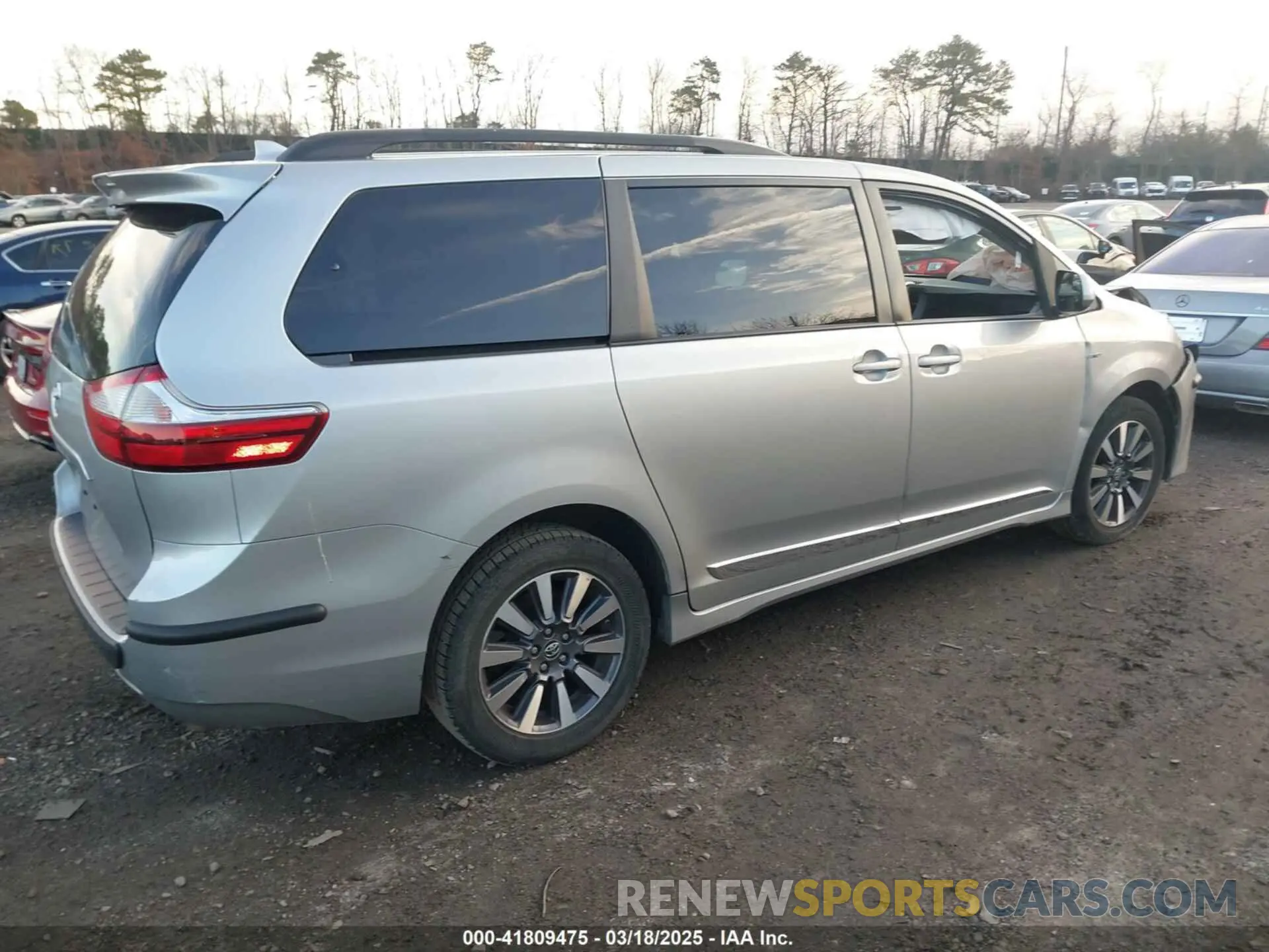 4 Photograph of a damaged car 5TDJZ3DC1KS223552 TOYOTA SIENNA 2019