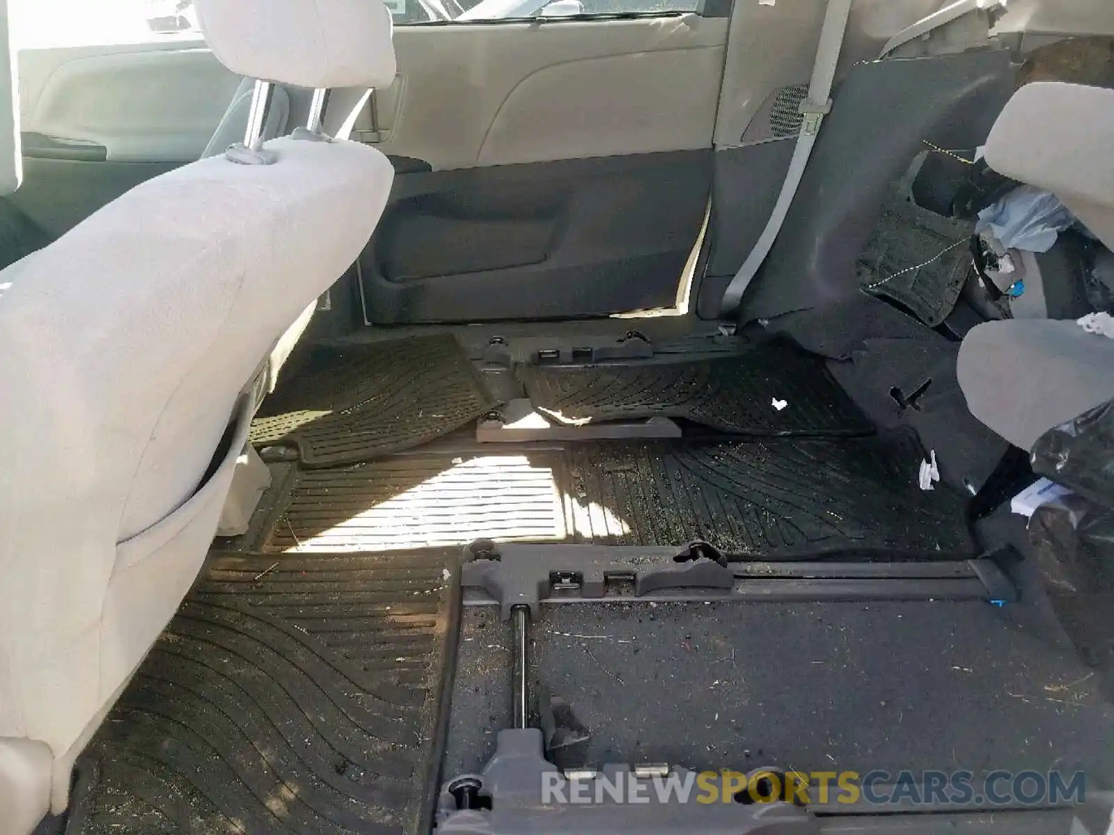 6 Photograph of a damaged car 5TDJZ3DC1KS223695 TOYOTA SIENNA 2019