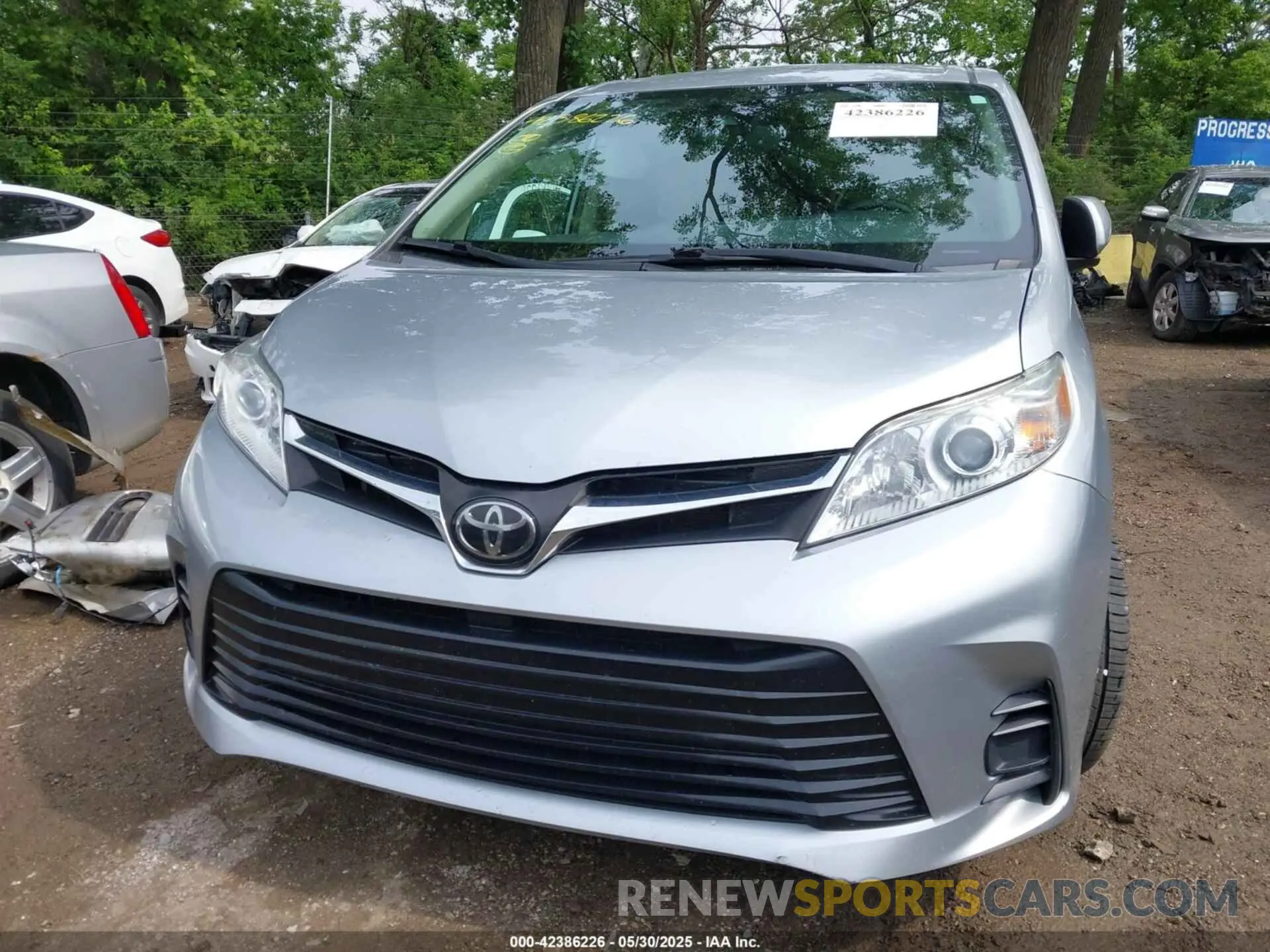 13 Photograph of a damaged car 5TDJZ3DC1KS223793 TOYOTA SIENNA 2019
