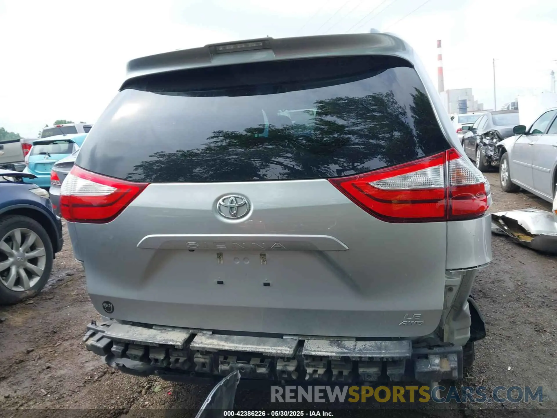 17 Photograph of a damaged car 5TDJZ3DC1KS223793 TOYOTA SIENNA 2019