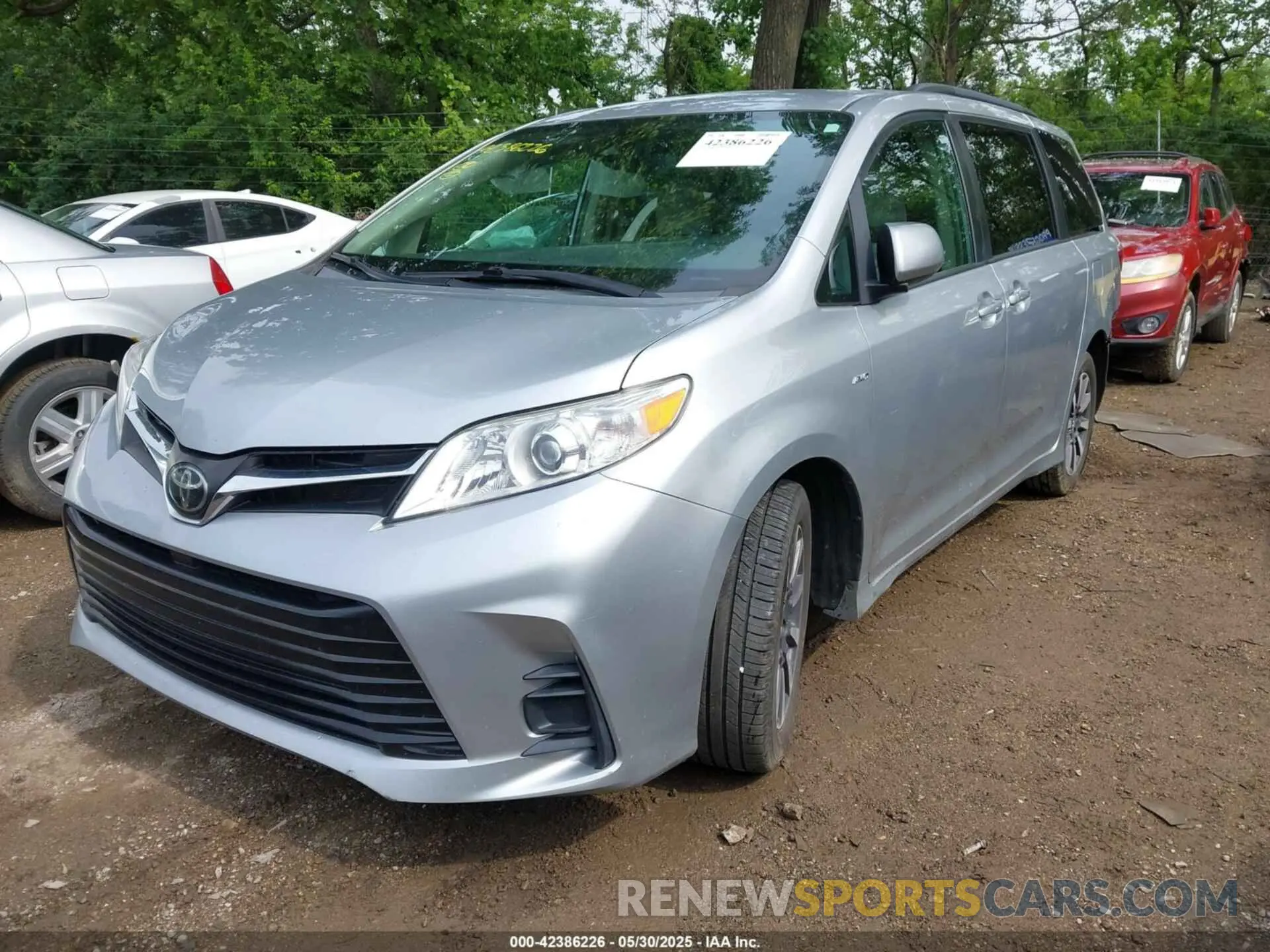 2 Photograph of a damaged car 5TDJZ3DC1KS223793 TOYOTA SIENNA 2019