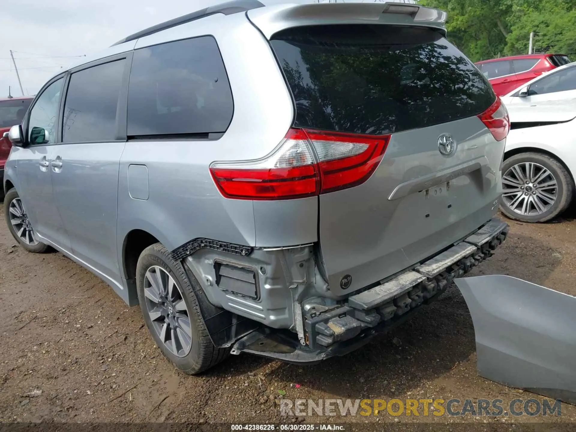 3 Photograph of a damaged car 5TDJZ3DC1KS223793 TOYOTA SIENNA 2019