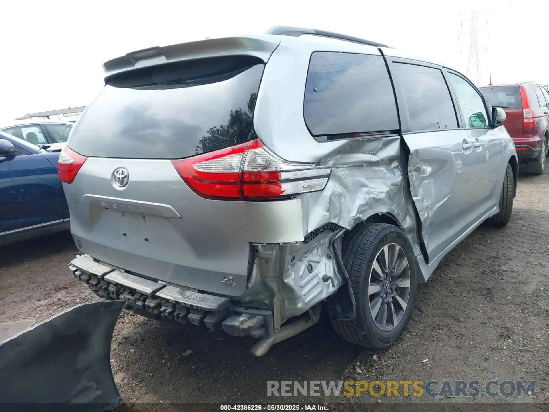 4 Photograph of a damaged car 5TDJZ3DC1KS223793 TOYOTA SIENNA 2019