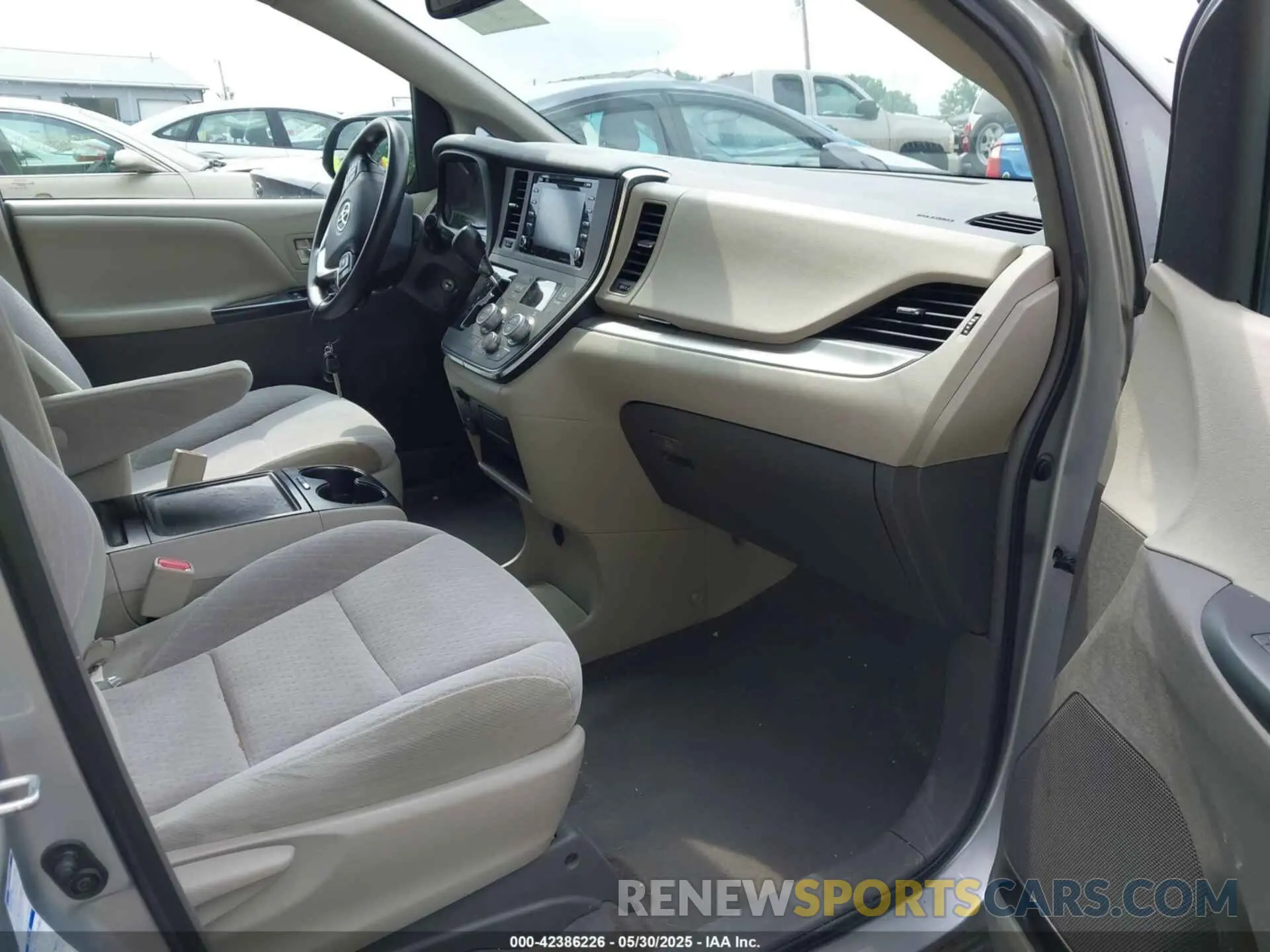 5 Photograph of a damaged car 5TDJZ3DC1KS223793 TOYOTA SIENNA 2019