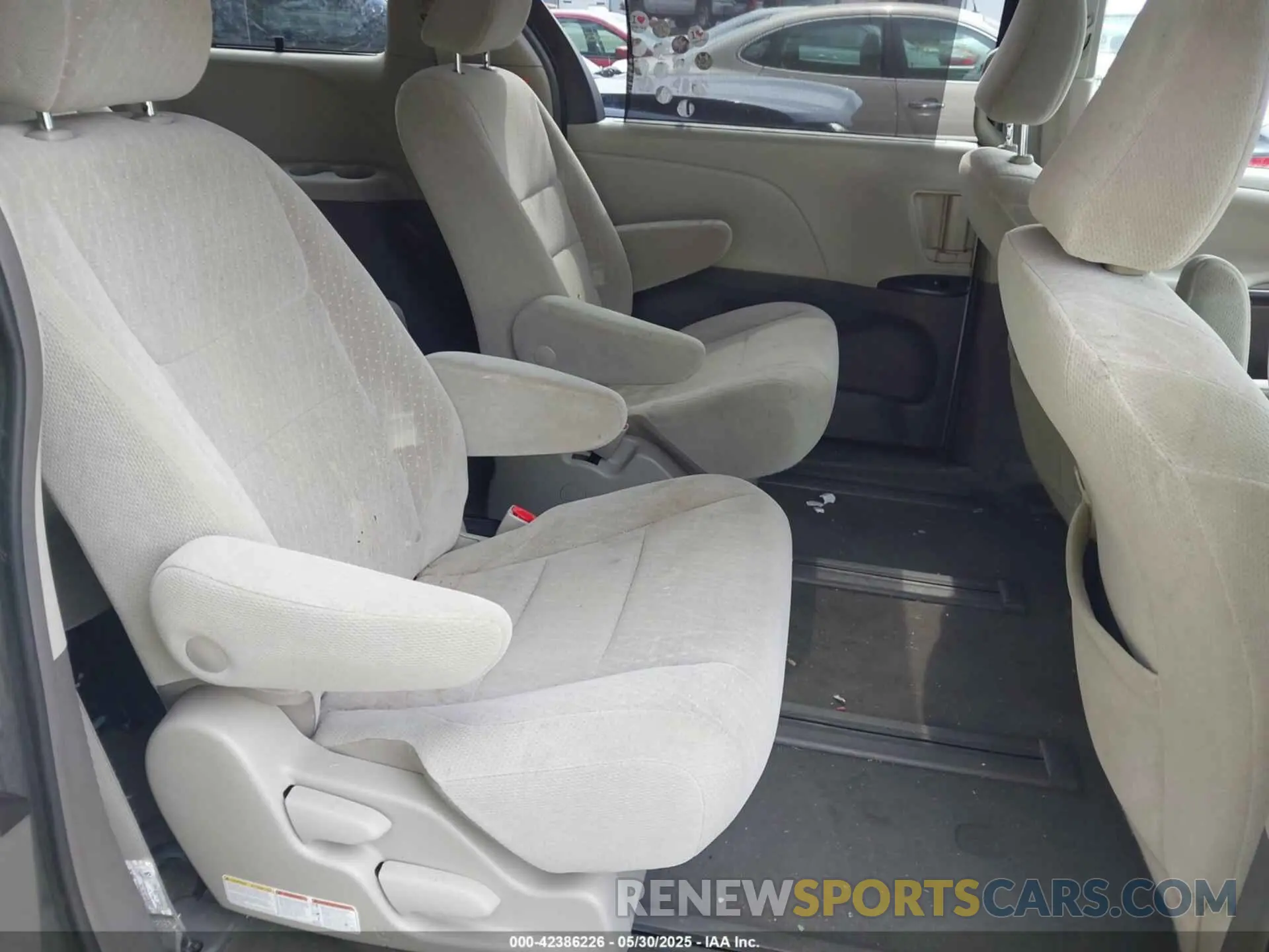 8 Photograph of a damaged car 5TDJZ3DC1KS223793 TOYOTA SIENNA 2019