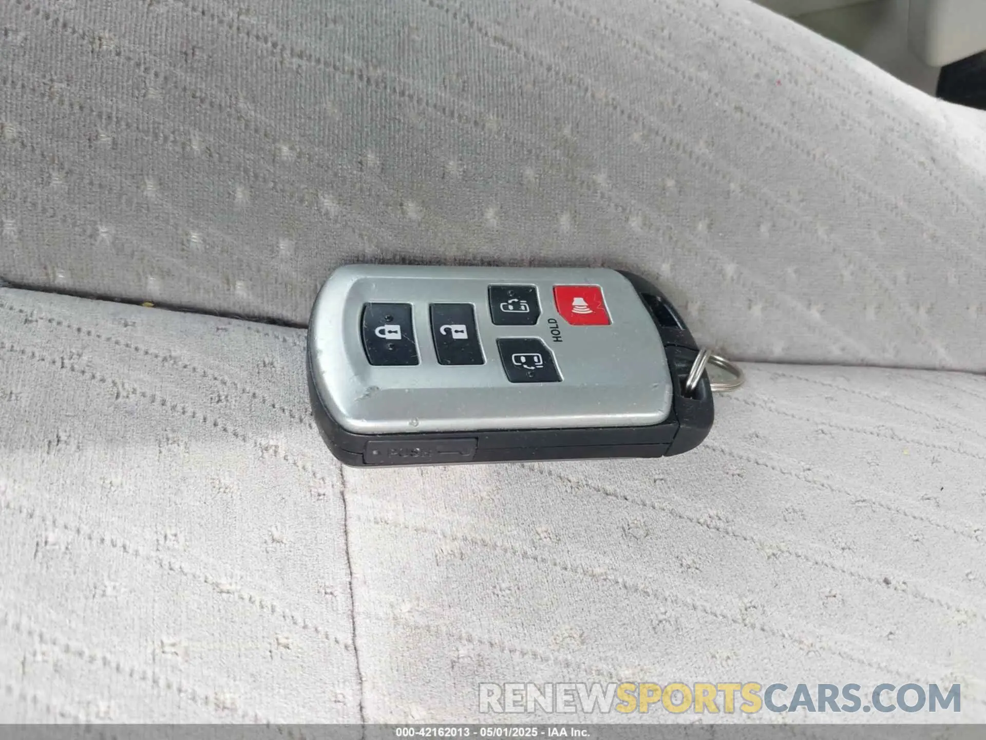 11 Photograph of a damaged car 5TDJZ3DC3KS219602 TOYOTA SIENNA 2019
