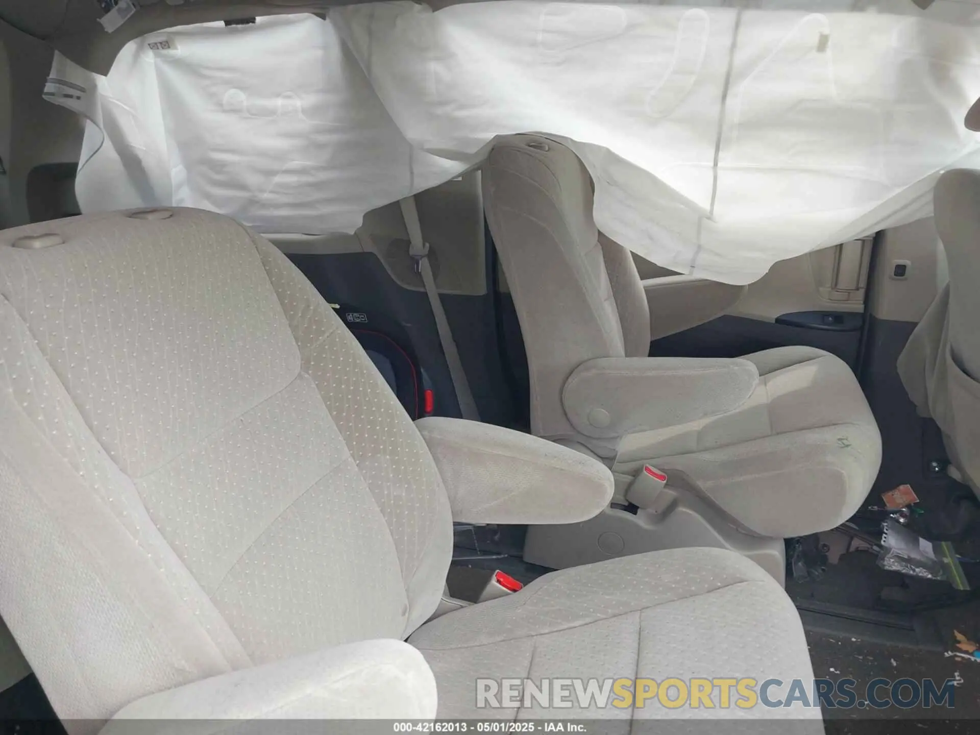 8 Photograph of a damaged car 5TDJZ3DC3KS219602 TOYOTA SIENNA 2019