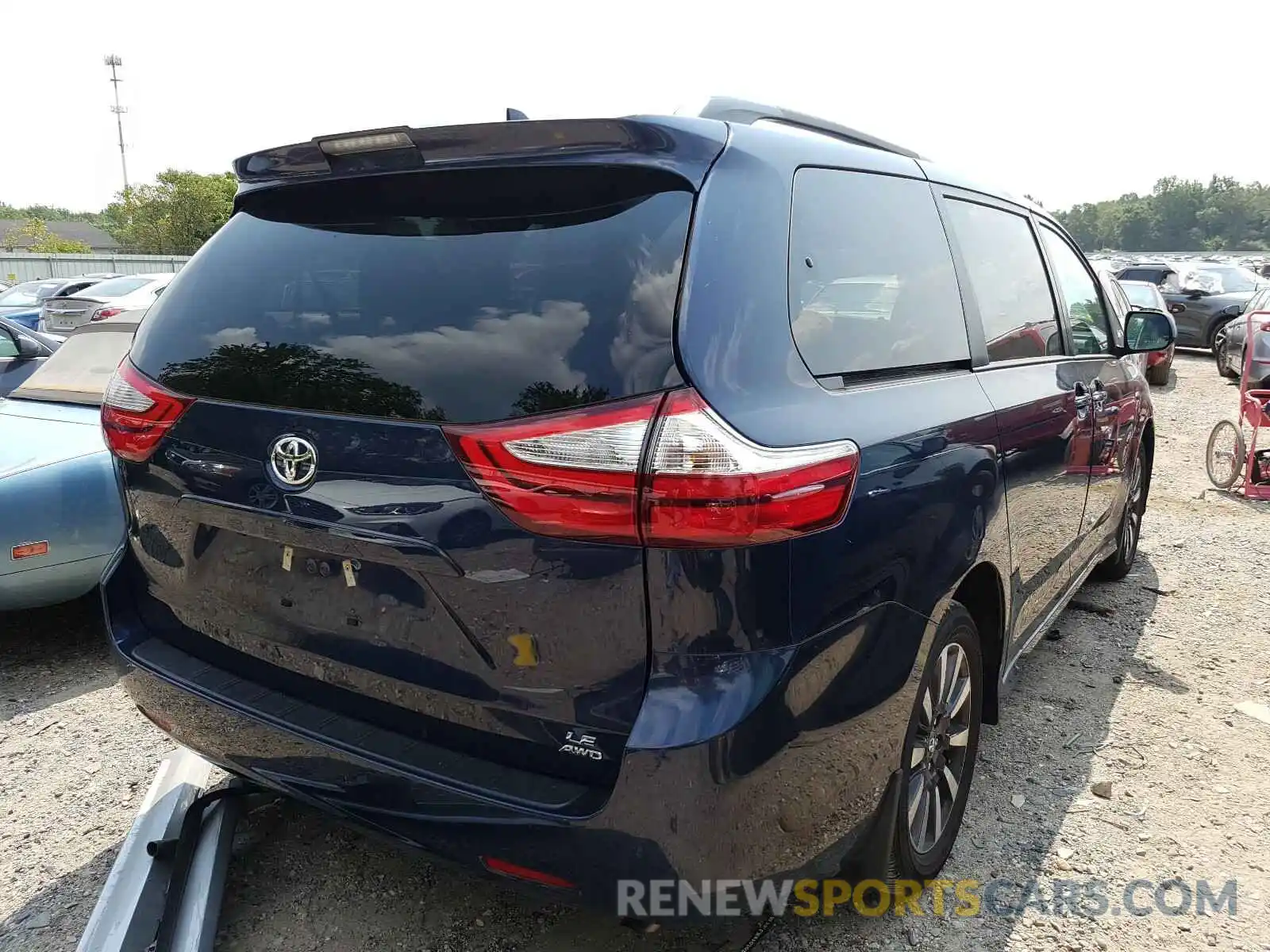 4 Photograph of a damaged car 5TDJZ3DC3KS220619 TOYOTA SIENNA 2019