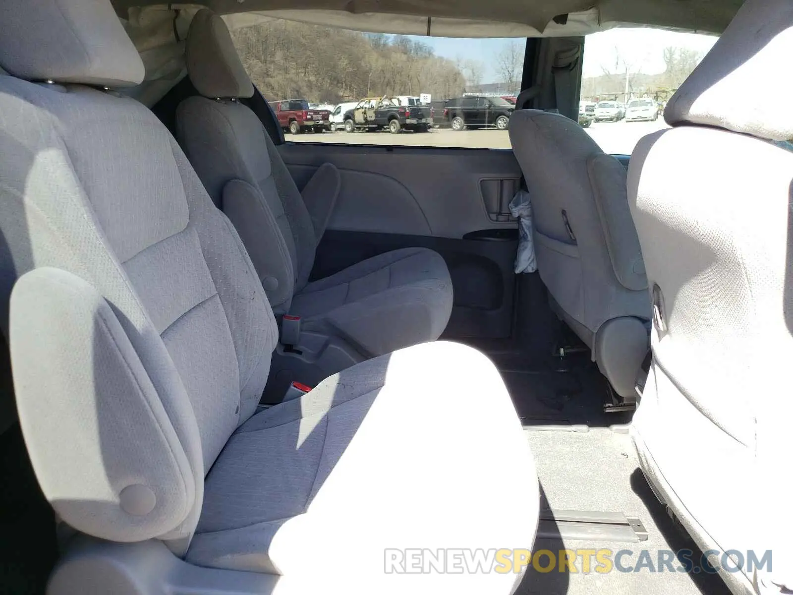 6 Photograph of a damaged car 5TDJZ3DC7KS224270 TOYOTA SIENNA 2019
