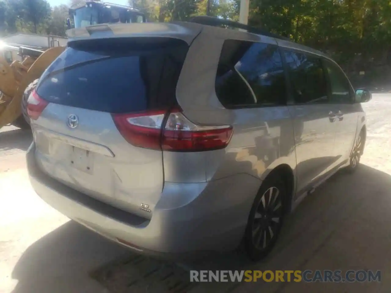 4 Photograph of a damaged car 5TDJZ3DC9KS214016 TOYOTA SIENNA 2019