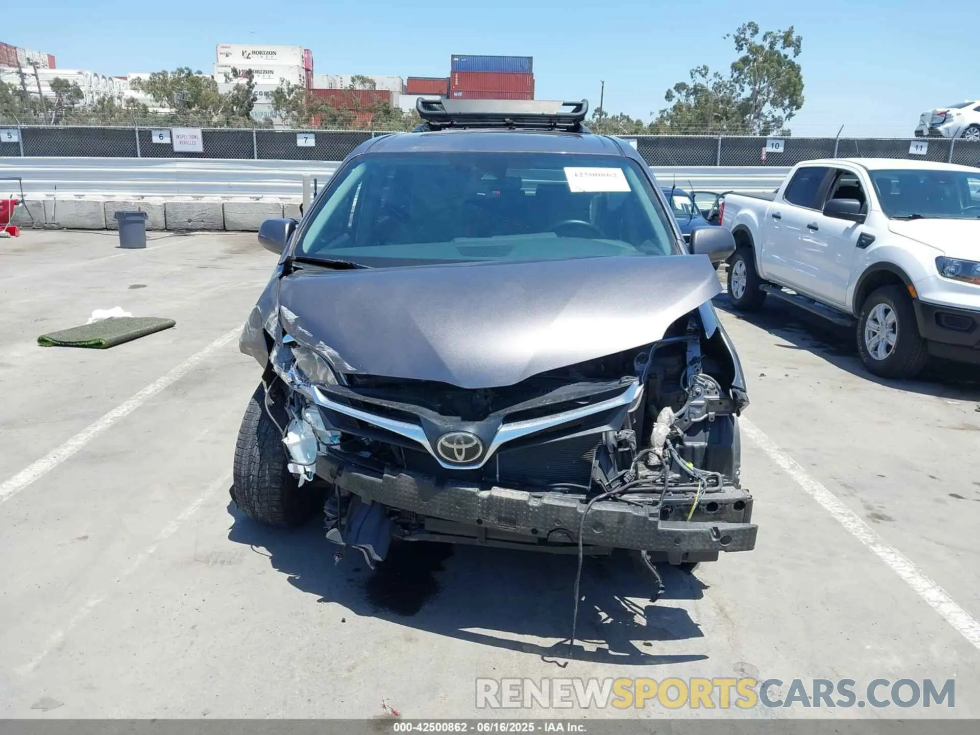 13 Photograph of a damaged car 5TDJZ3DC9KS225324 TOYOTA SIENNA 2019