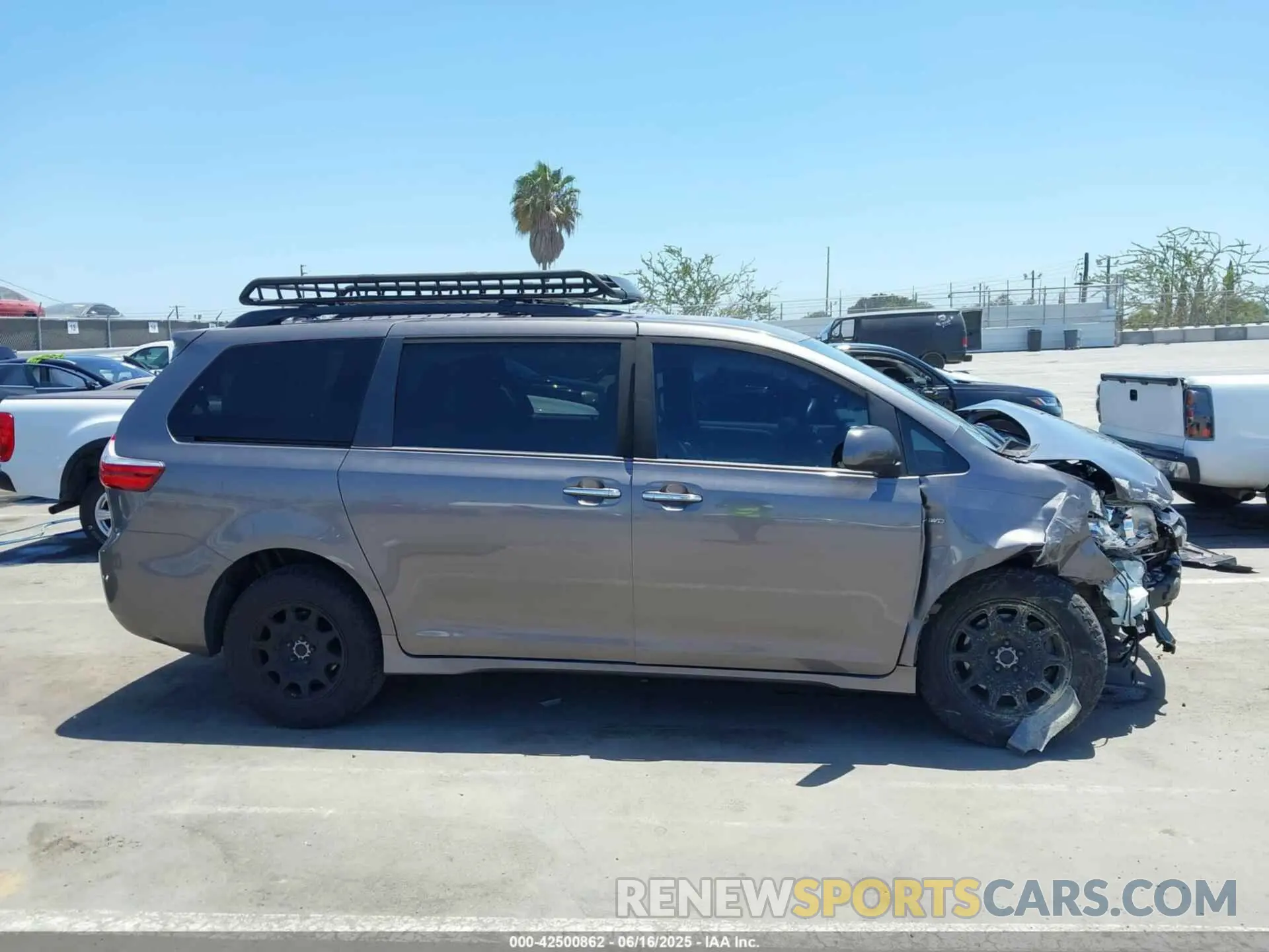 14 Photograph of a damaged car 5TDJZ3DC9KS225324 TOYOTA SIENNA 2019