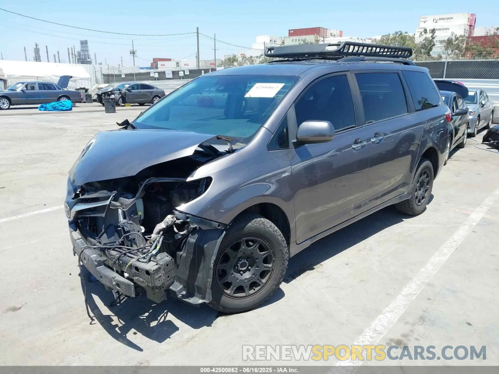 2 Photograph of a damaged car 5TDJZ3DC9KS225324 TOYOTA SIENNA 2019