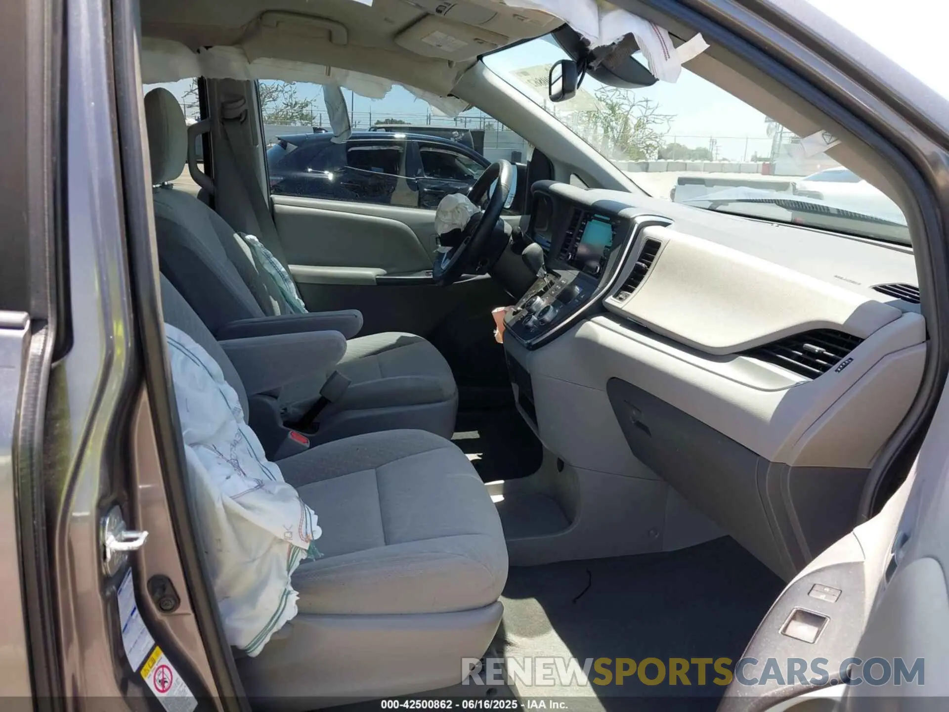 5 Photograph of a damaged car 5TDJZ3DC9KS225324 TOYOTA SIENNA 2019