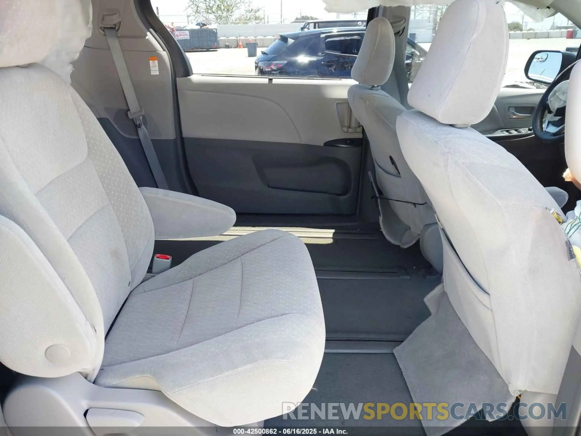 8 Photograph of a damaged car 5TDJZ3DC9KS225324 TOYOTA SIENNA 2019