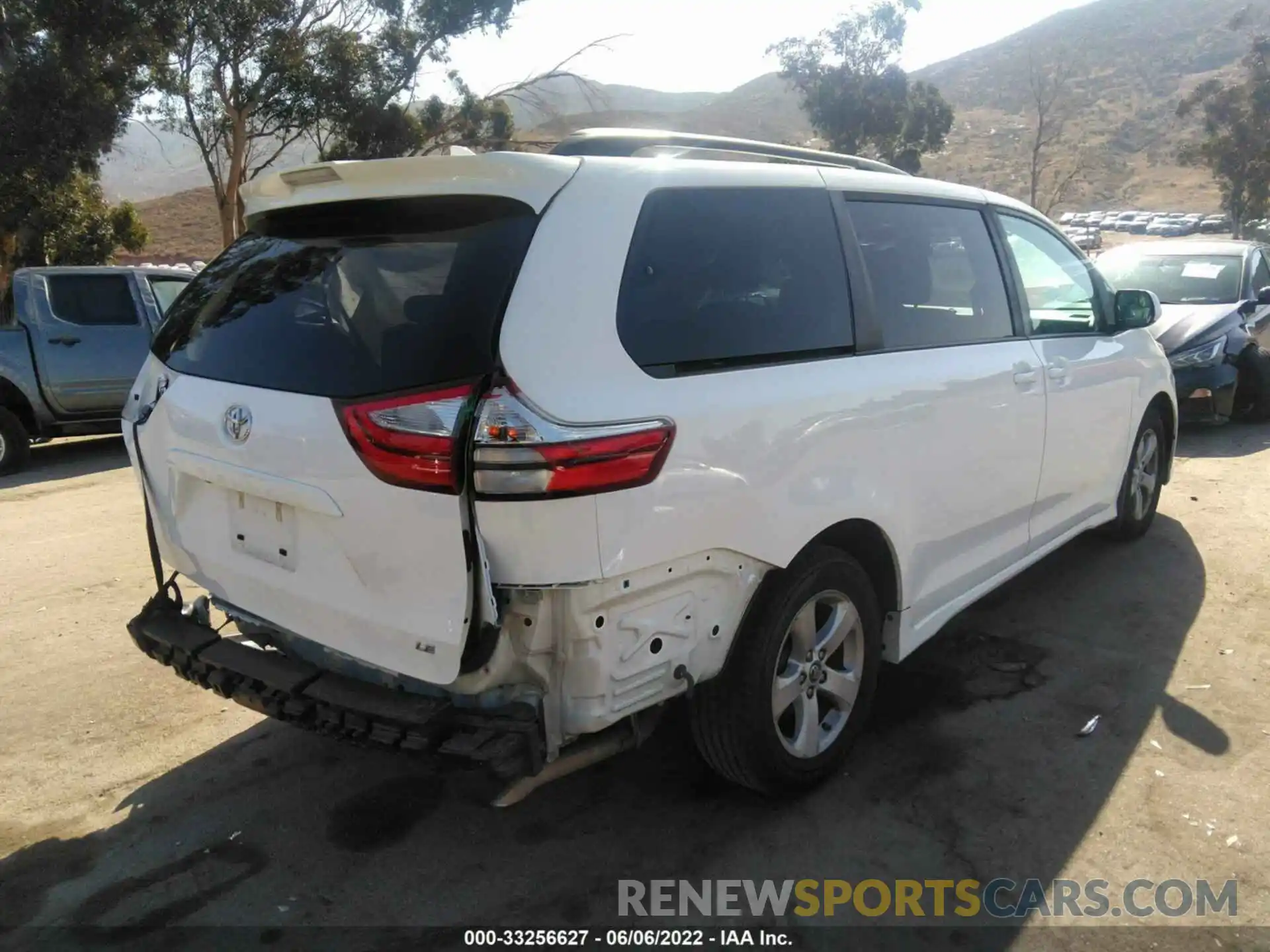 4 Photograph of a damaged car 5TDKZ3DC0KS972587 TOYOTA SIENNA 2019