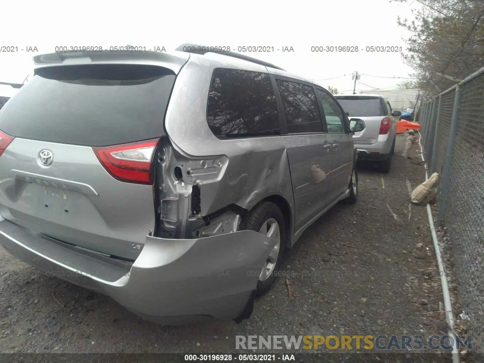 4 Photograph of a damaged car 5TDKZ3DC0KS990166 TOYOTA SIENNA 2019