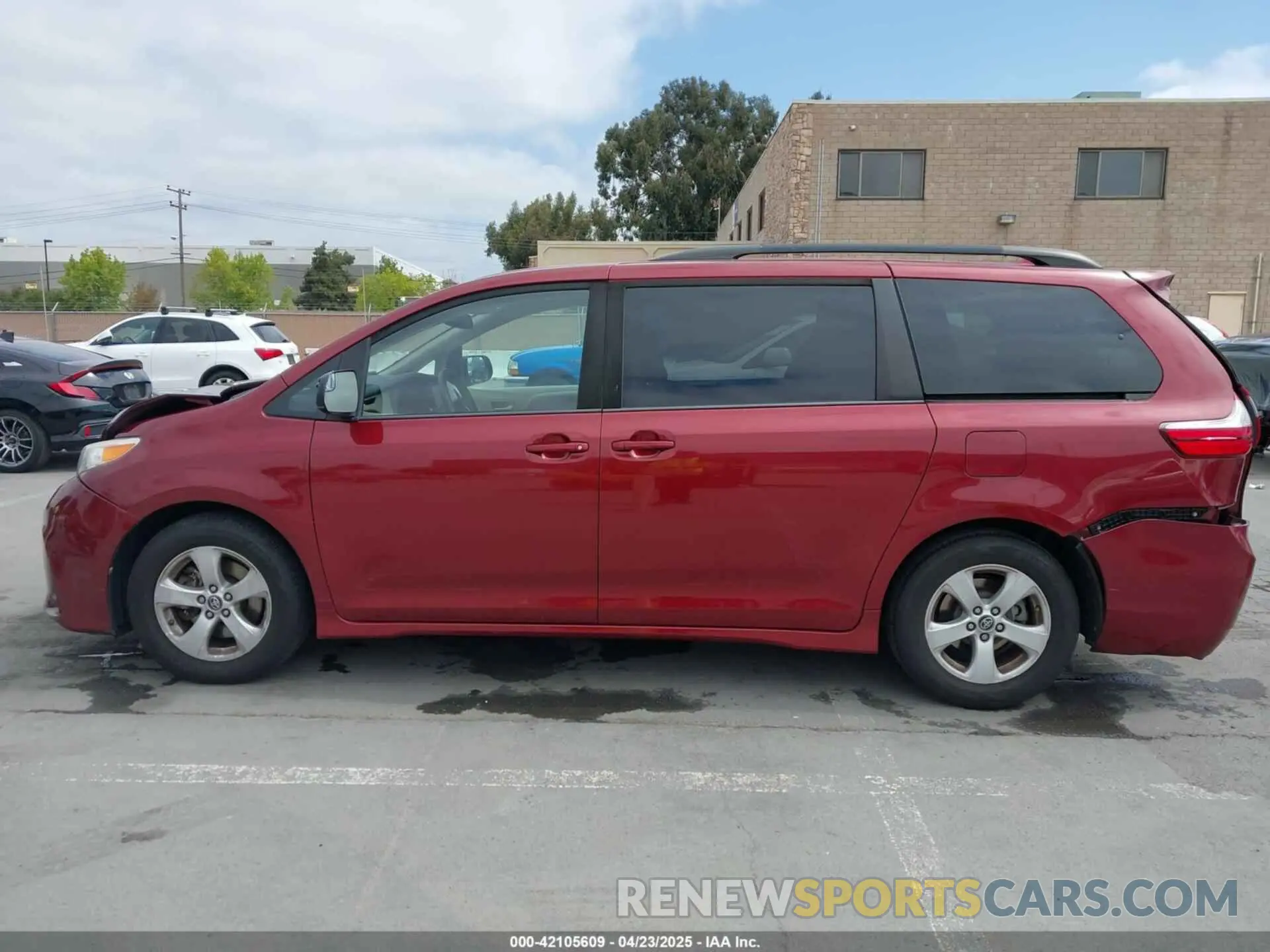 14 Photograph of a damaged car 5TDKZ3DC1KS002876 TOYOTA SIENNA 2019