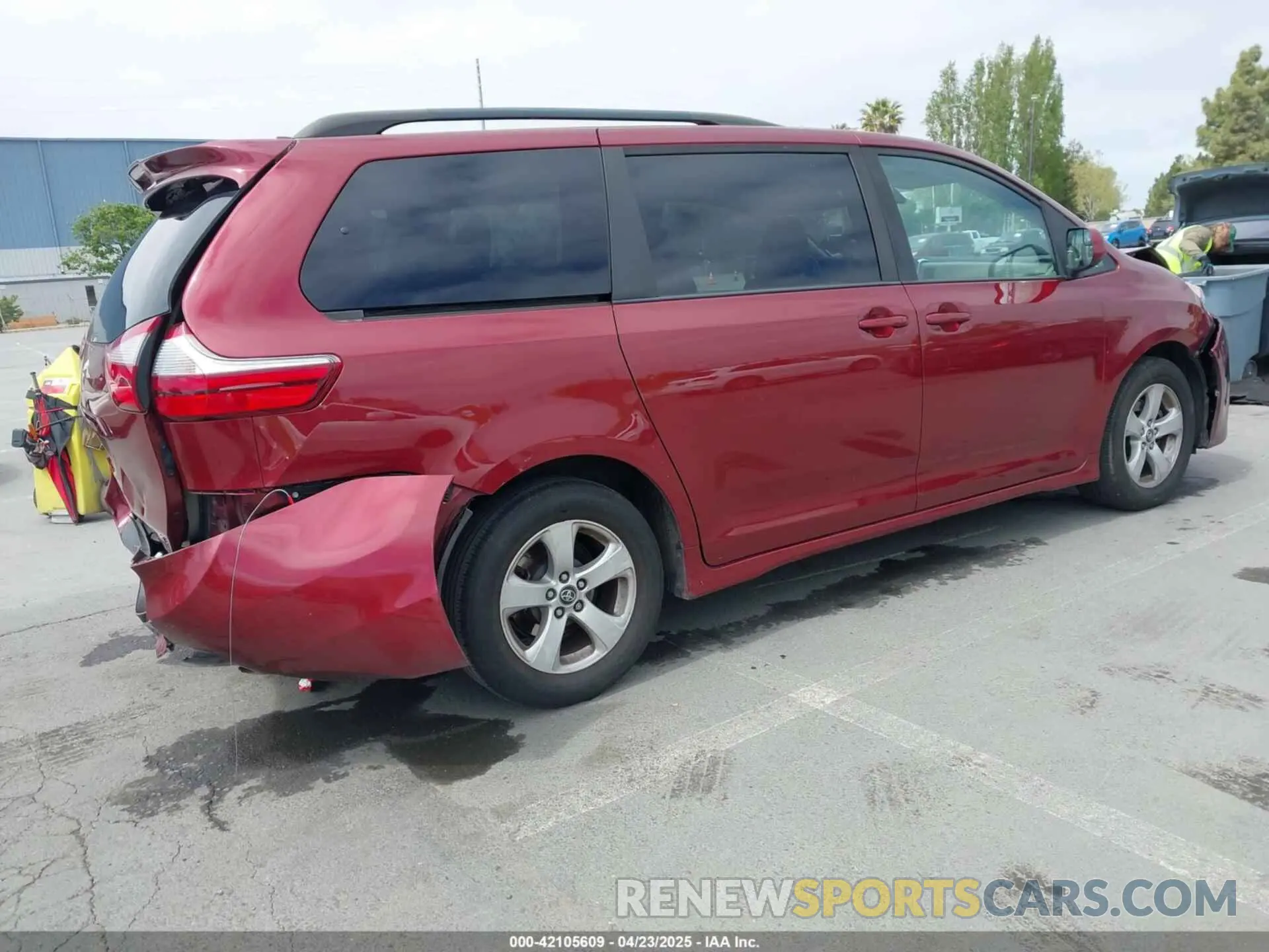 4 Photograph of a damaged car 5TDKZ3DC1KS002876 TOYOTA SIENNA 2019