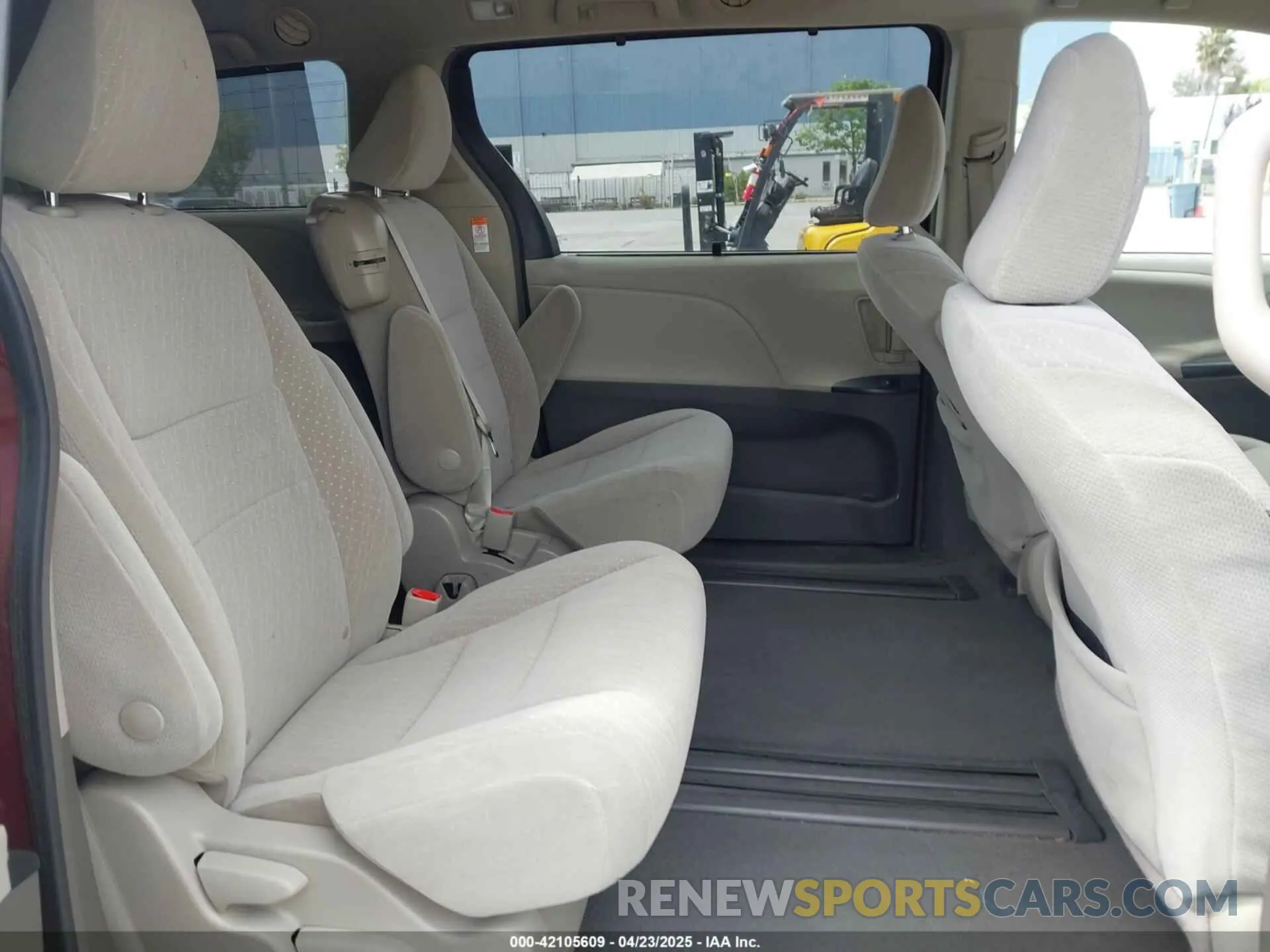 8 Photograph of a damaged car 5TDKZ3DC1KS002876 TOYOTA SIENNA 2019