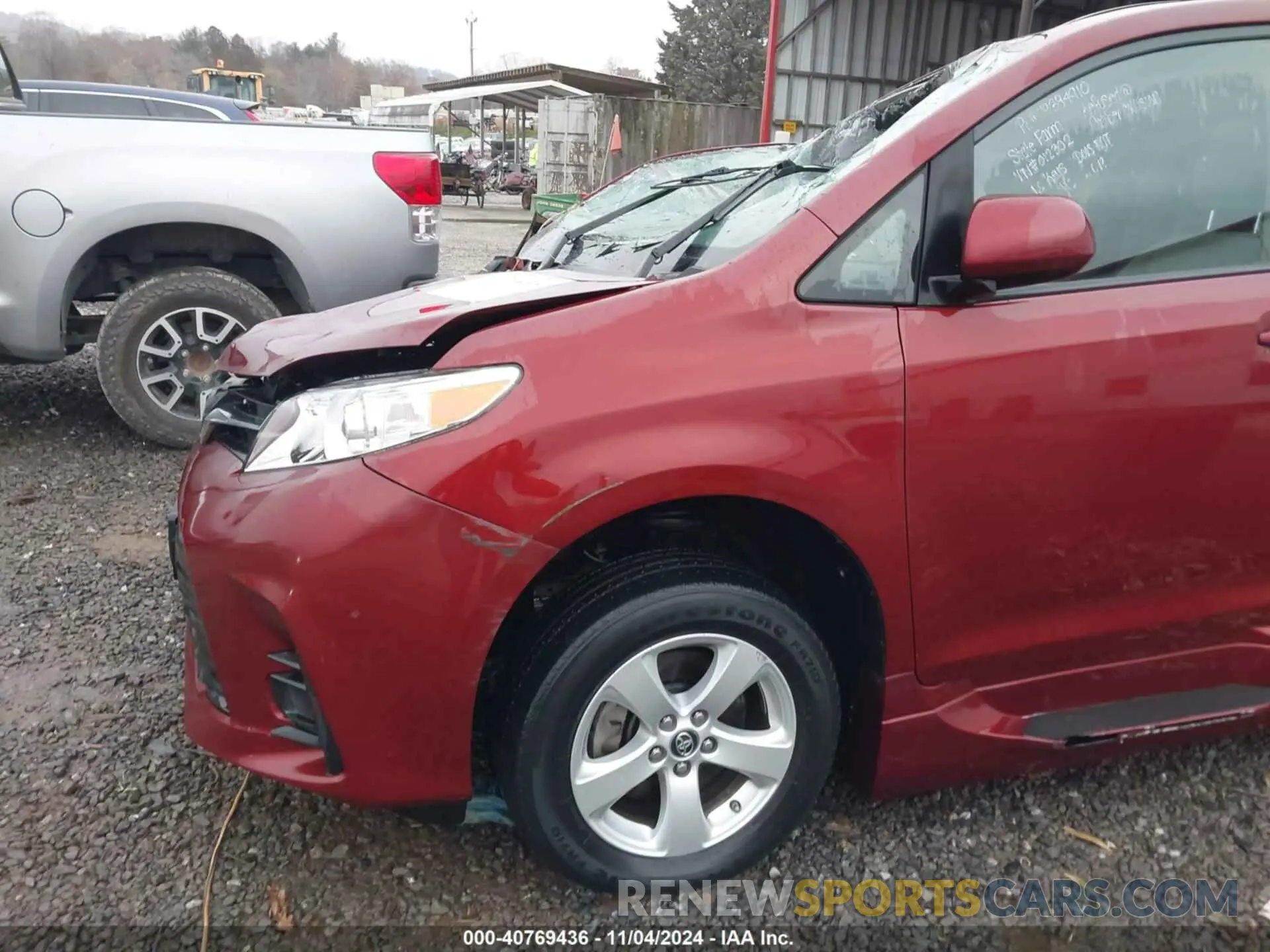 18 Photograph of a damaged car 5TDKZ3DC2KS012302 TOYOTA SIENNA 2019