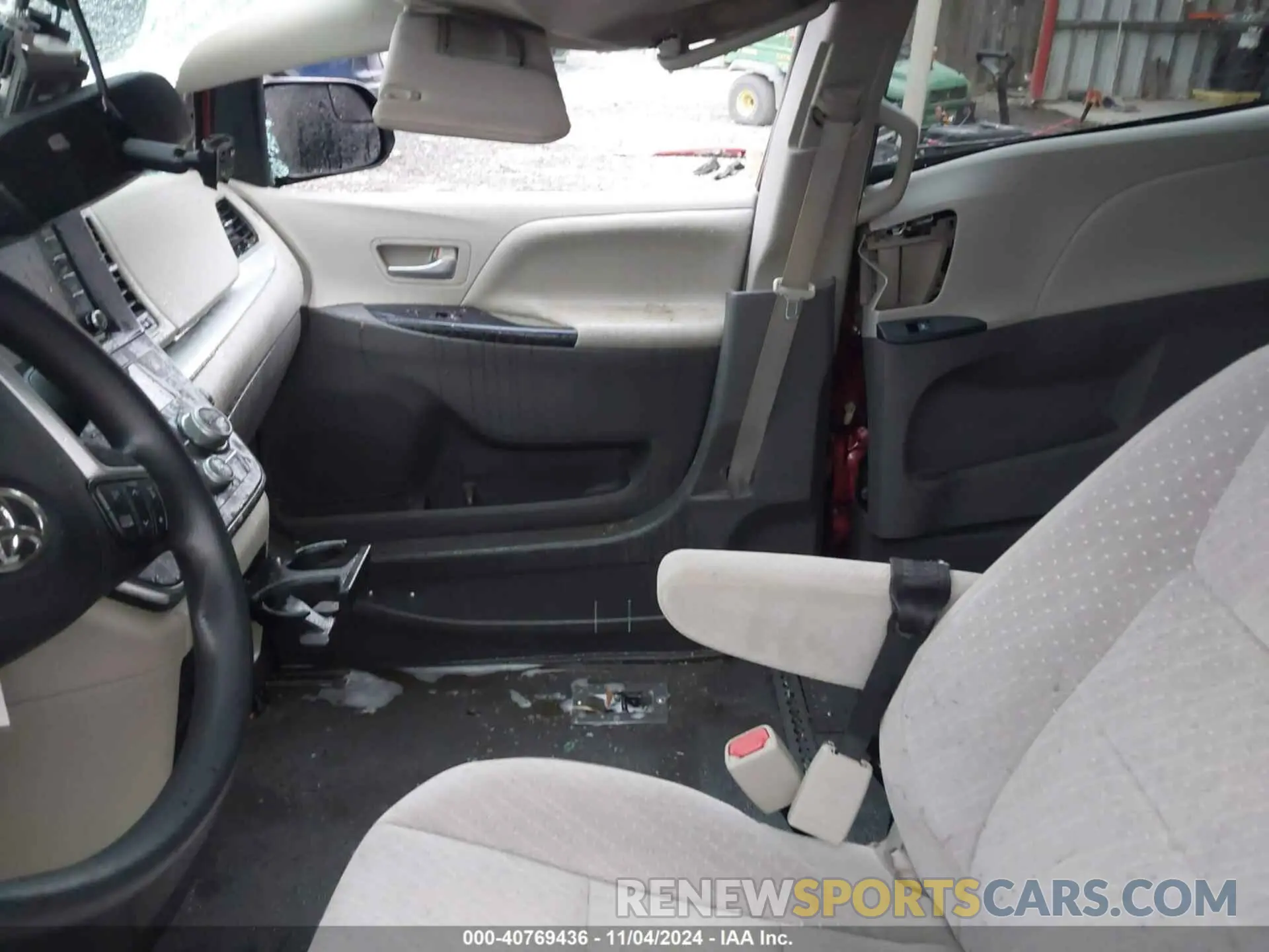 5 Photograph of a damaged car 5TDKZ3DC2KS012302 TOYOTA SIENNA 2019