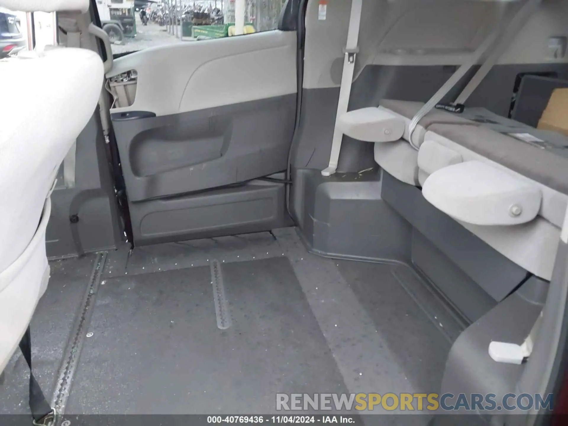 8 Photograph of a damaged car 5TDKZ3DC2KS012302 TOYOTA SIENNA 2019