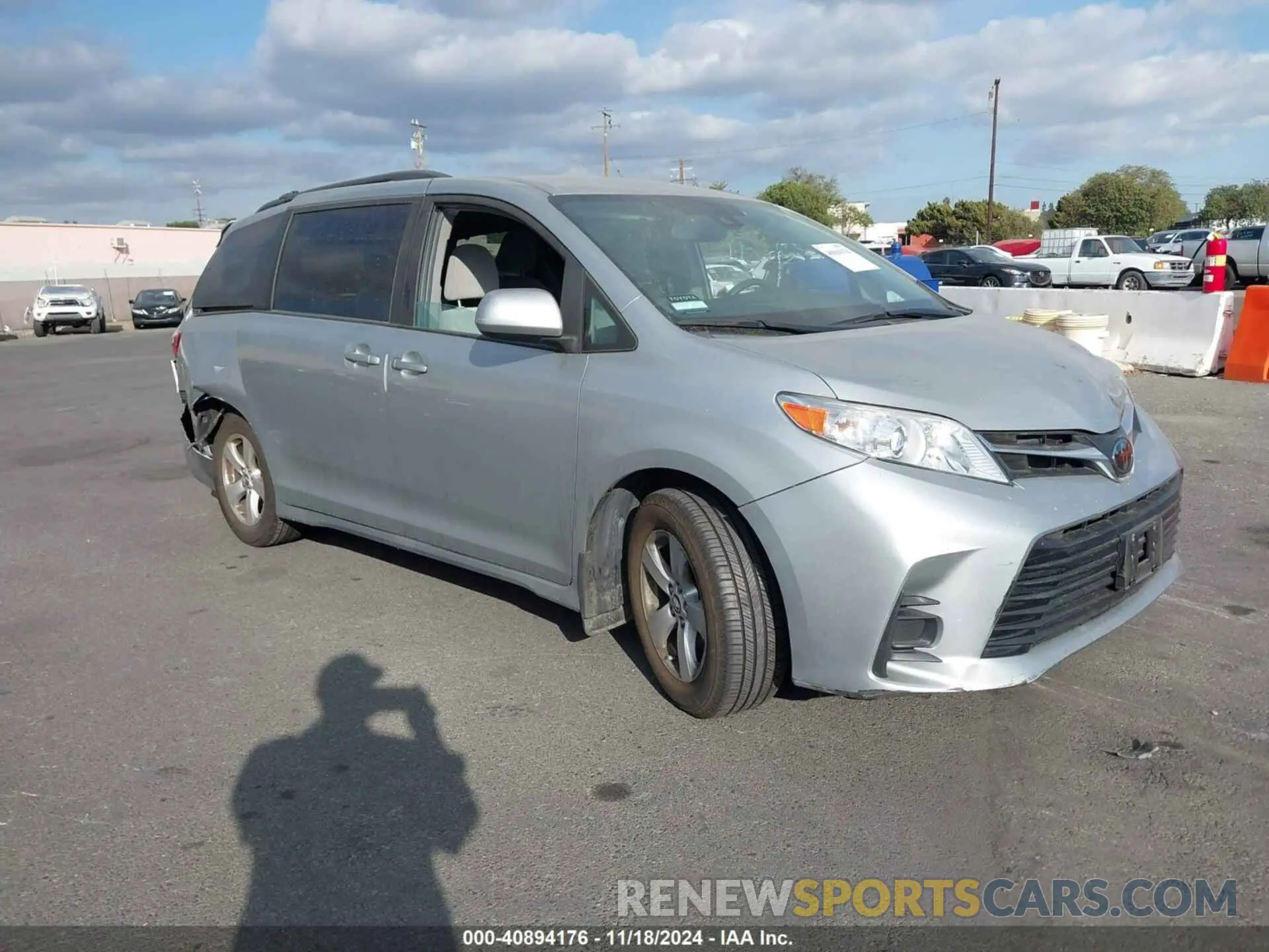 1 Photograph of a damaged car 5TDKZ3DC3KS014706 TOYOTA SIENNA 2019