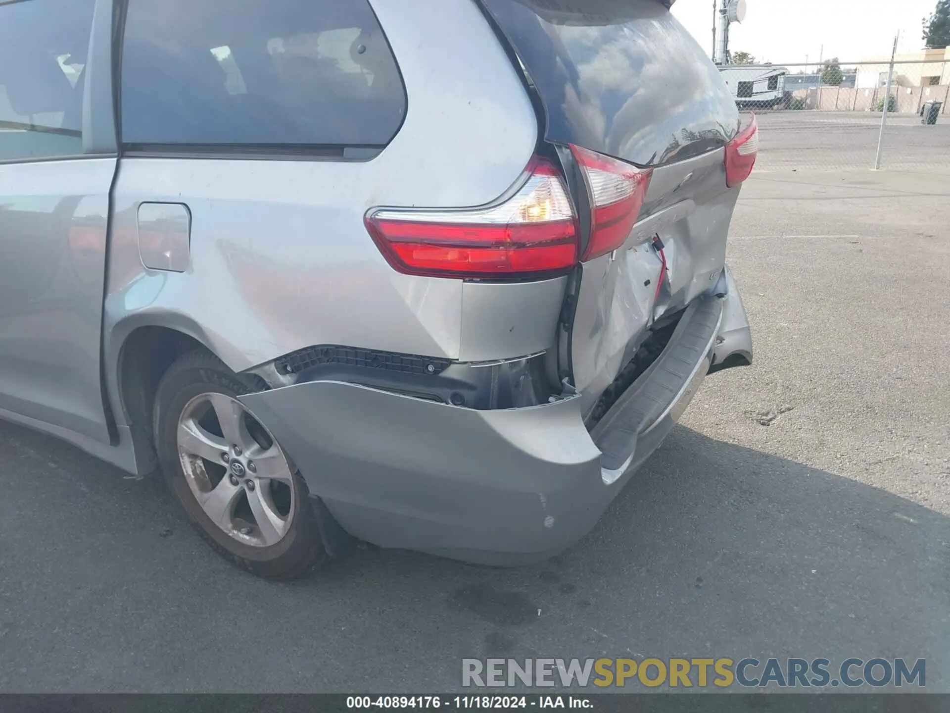 18 Photograph of a damaged car 5TDKZ3DC3KS014706 TOYOTA SIENNA 2019