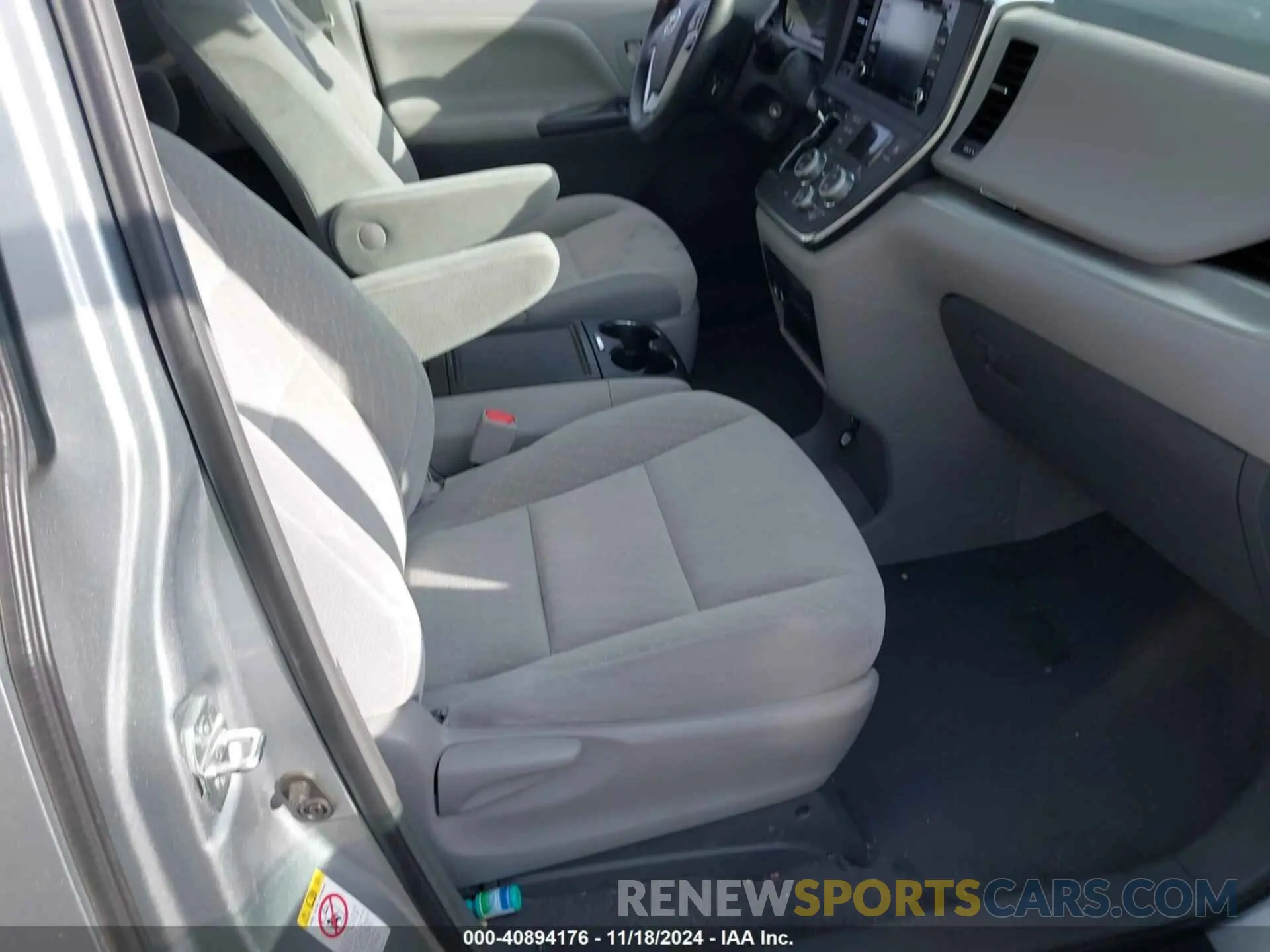 5 Photograph of a damaged car 5TDKZ3DC3KS014706 TOYOTA SIENNA 2019