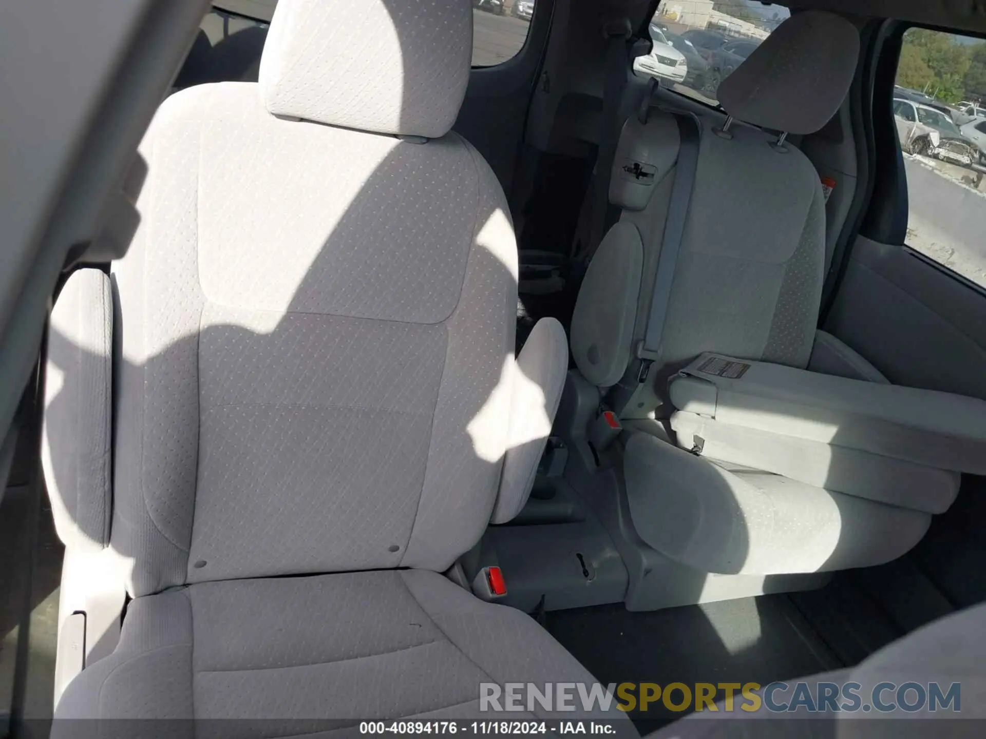 8 Photograph of a damaged car 5TDKZ3DC3KS014706 TOYOTA SIENNA 2019