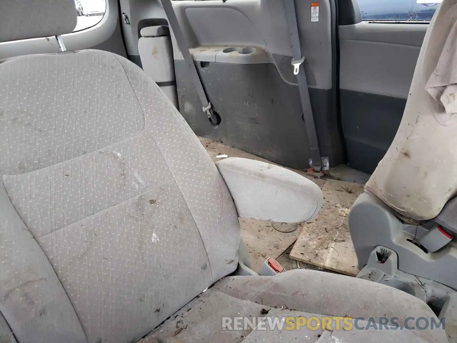 6 Photograph of a damaged car 5TDKZ3DC3KS990016 TOYOTA SIENNA 2019