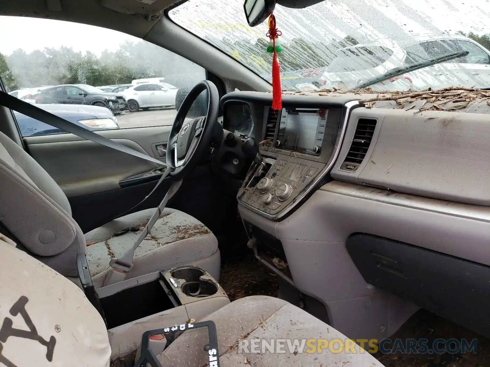 9 Photograph of a damaged car 5TDKZ3DC3KS990016 TOYOTA SIENNA 2019