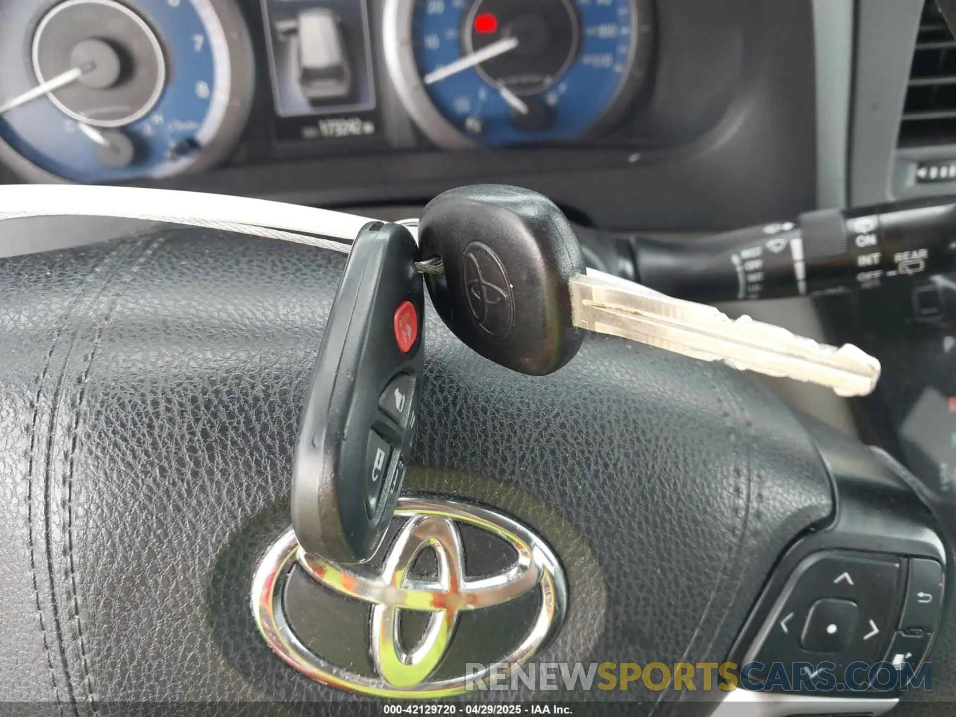 11 Photograph of a damaged car 5TDKZ3DC4KS011331 TOYOTA SIENNA 2019