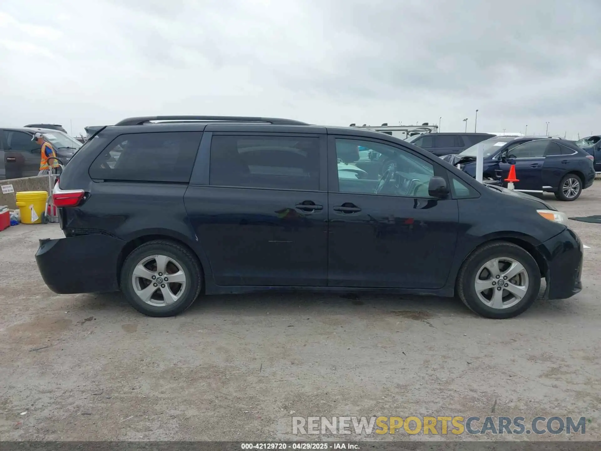 13 Photograph of a damaged car 5TDKZ3DC4KS011331 TOYOTA SIENNA 2019